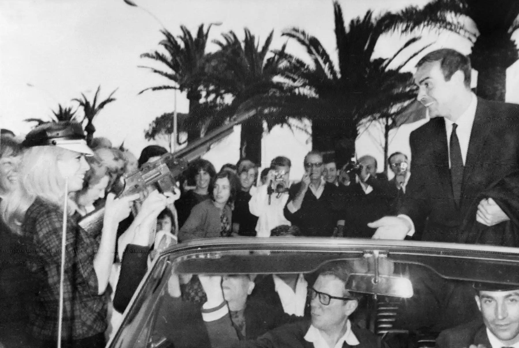 Una estrella recibe al actor británico Sean Connery durante el 18 Festival de Cine de Cannes, en Cannes, el 20 de mayo de 1965. Foto: AFP