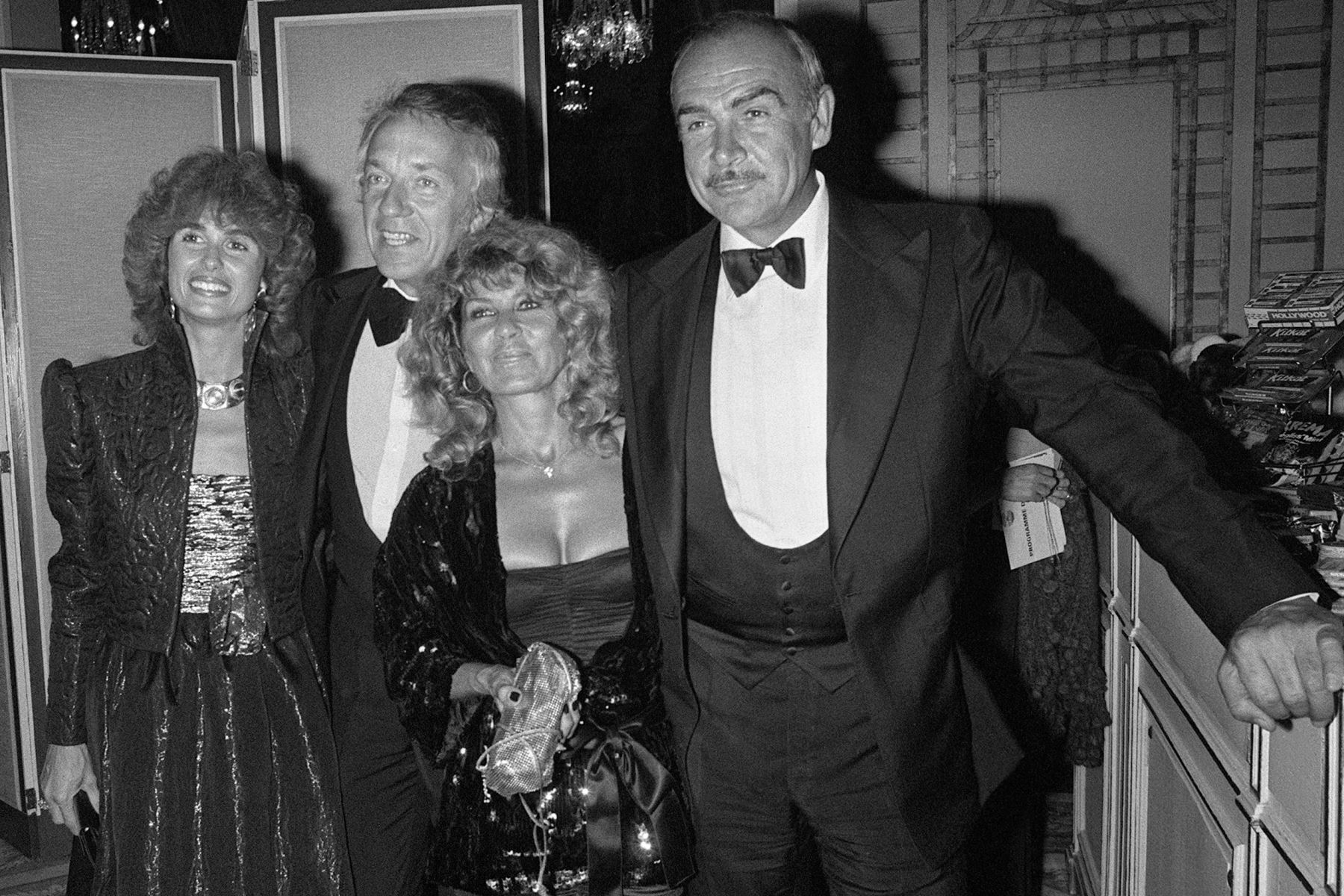 En esta foto de archivo tomada el 5 de septiembre de 1981, el actor británico Sean Connery y su esposa Micheline Roquebrune junto a  Jean-Pierre Cassel y su esposa Anne Cassel posan durante el Festival de Deauville.  Foto: AFP