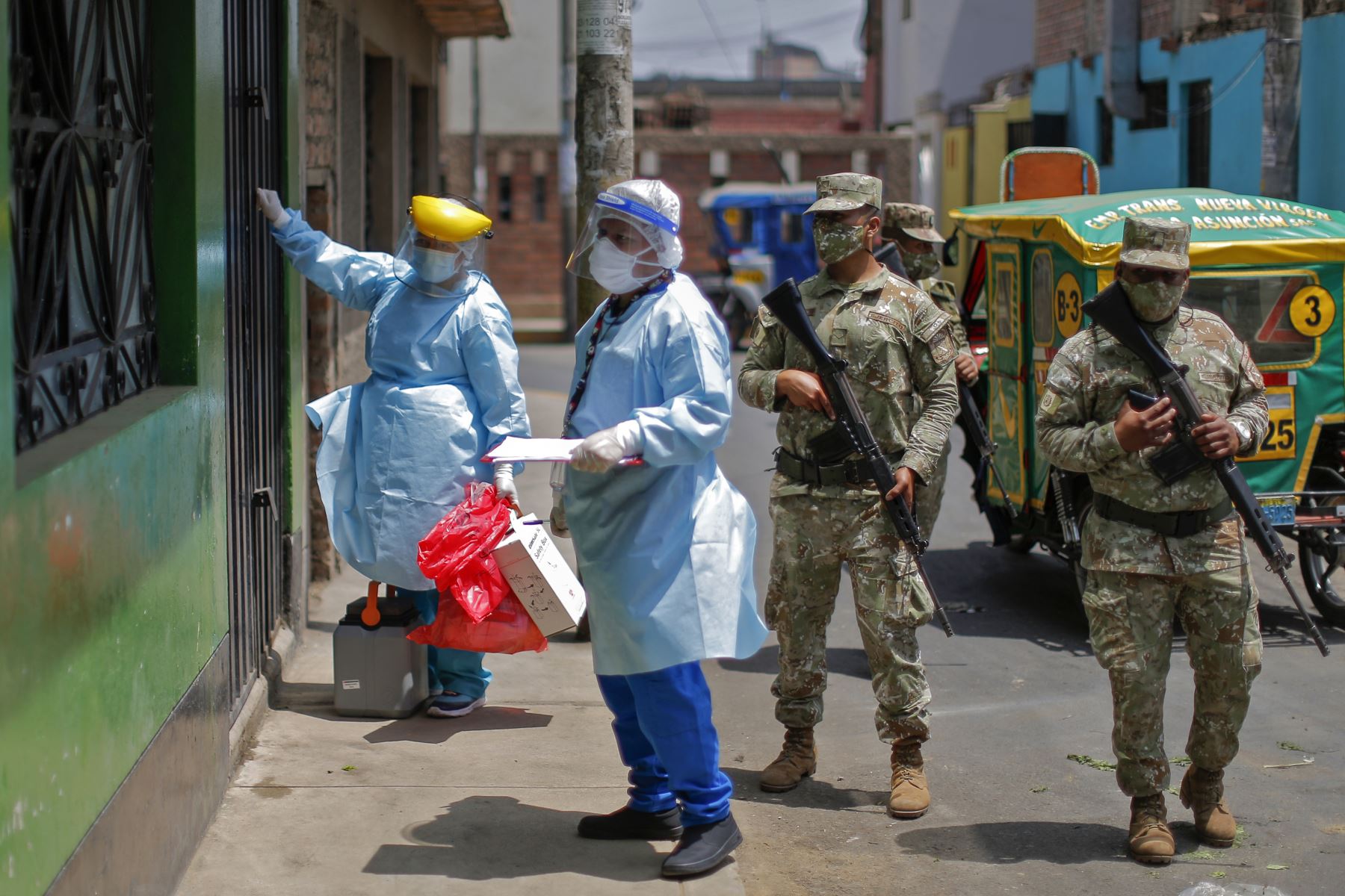 Personal militar colabora con las acciones de inmunización del sector Salud. Foto: AFP