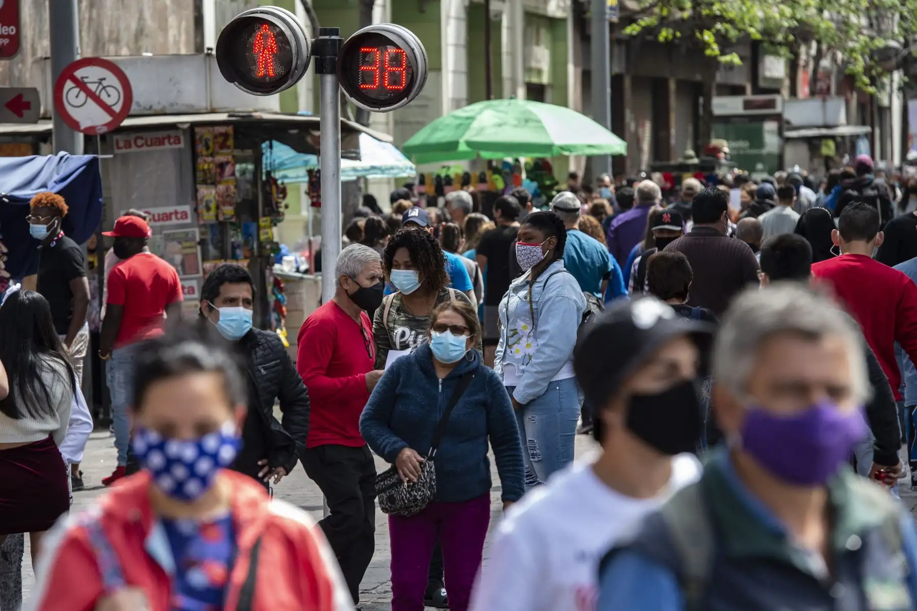 Un gran número de personas caminan por una calle peatonal en el centro de Santiago de Chile. Foto: AFP
