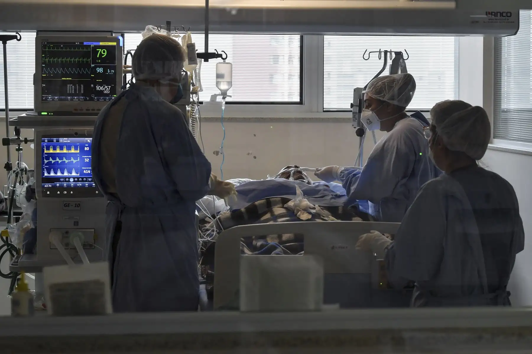 Los trabajadores de la salud atienden a un paciente infectado por Covid-19 en la Unidad de Cuidados Intensivos, en el hospital Emilio Ribas en Sao Paulo, Brasil. Foto: AFP