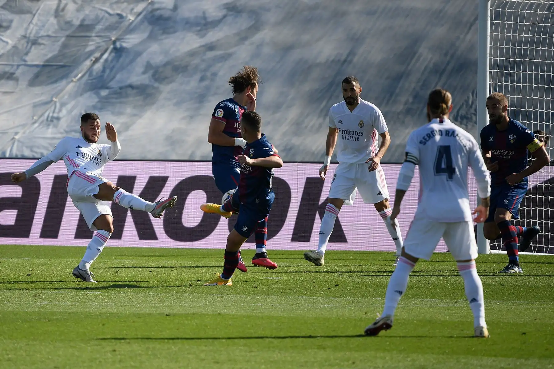 El delantero belga del Real Madrid Eden Hazard marca un gol durante el partido de fútbol de la Liga española entre el Real Madrid y la SD Huesca, en el estadio Alfredo Di Stefano. Foto: AFP