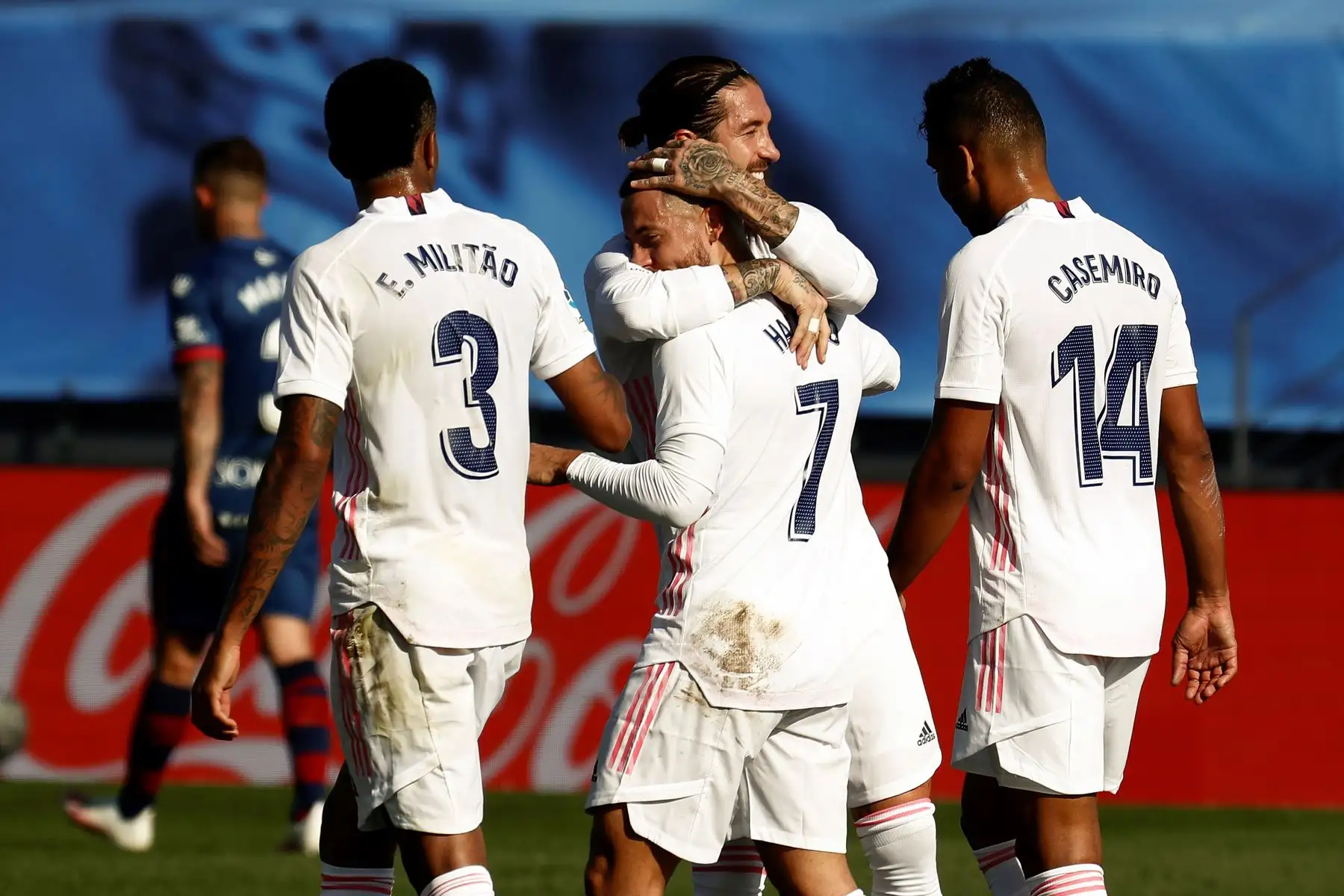 El centrocampista belga del Real Madrid, Eden Hazard, celebra con Sergio Ramos su tanto durante el partido ante el SD Huesca, en el estadio Alfredo Di Stéfano. Foto: EFE
