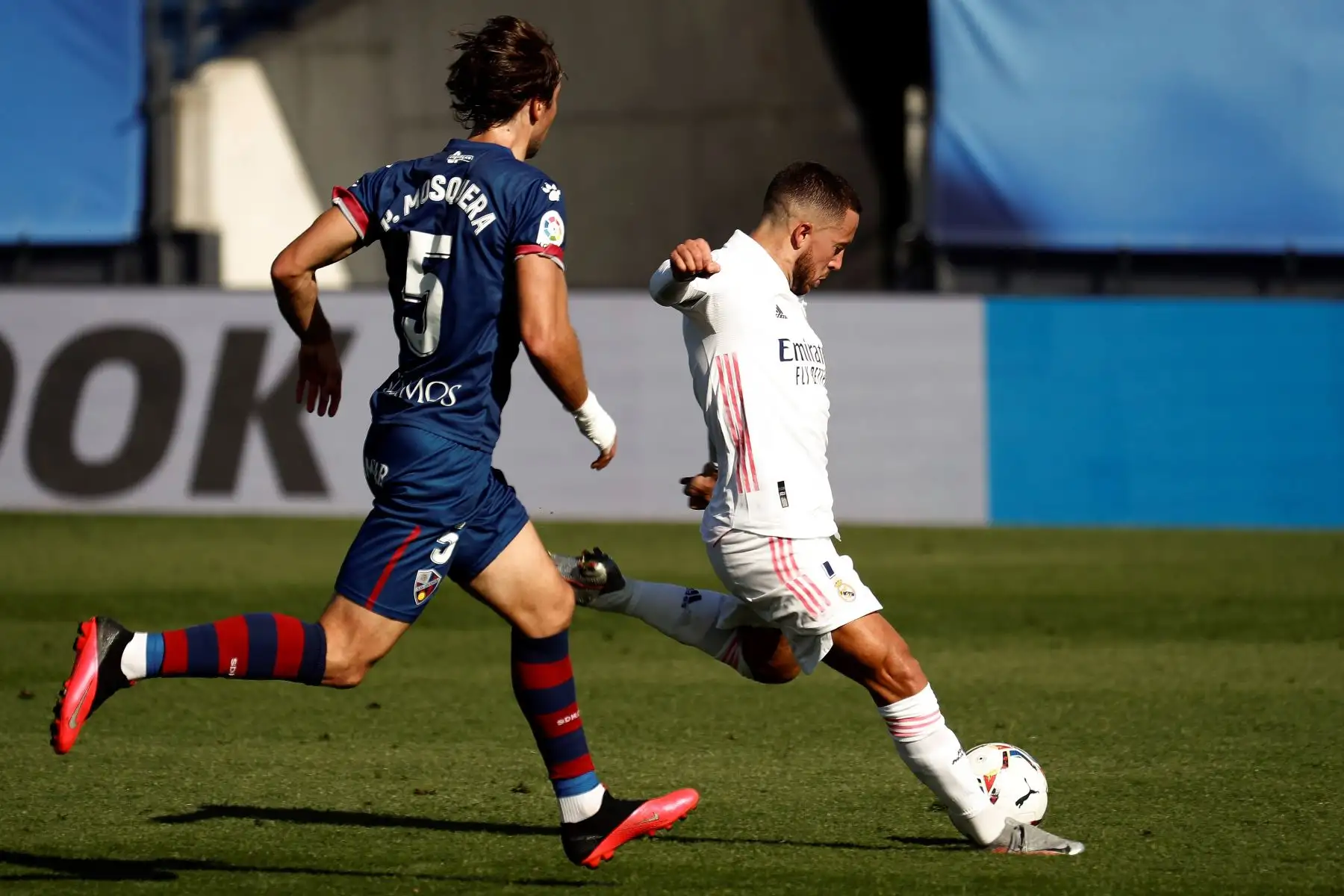 El centrocampista belga del Real Madrid, Eden Hazard, marca el 1-0 durante el partido ante el SD Huesca correspondiente a la octava jornada de LaLiga en el estadio Alfredo Di Stéfano. Foto: EFE