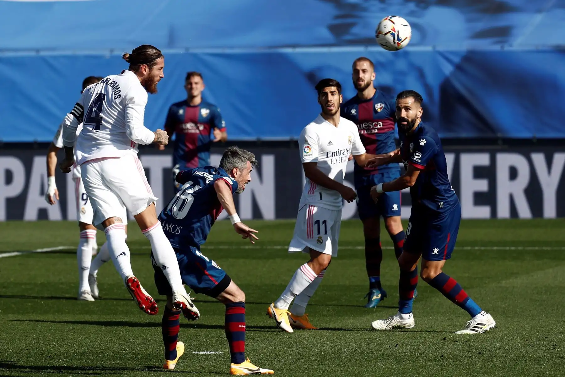 El defensa del Real Madrid, Sergio Ramos, remata de cabeza ante el SD Huesca durante el partido correspondiente a la octava jornada de LaLiga en el estadio Alfredo Di Stéfano. Foto: EFE