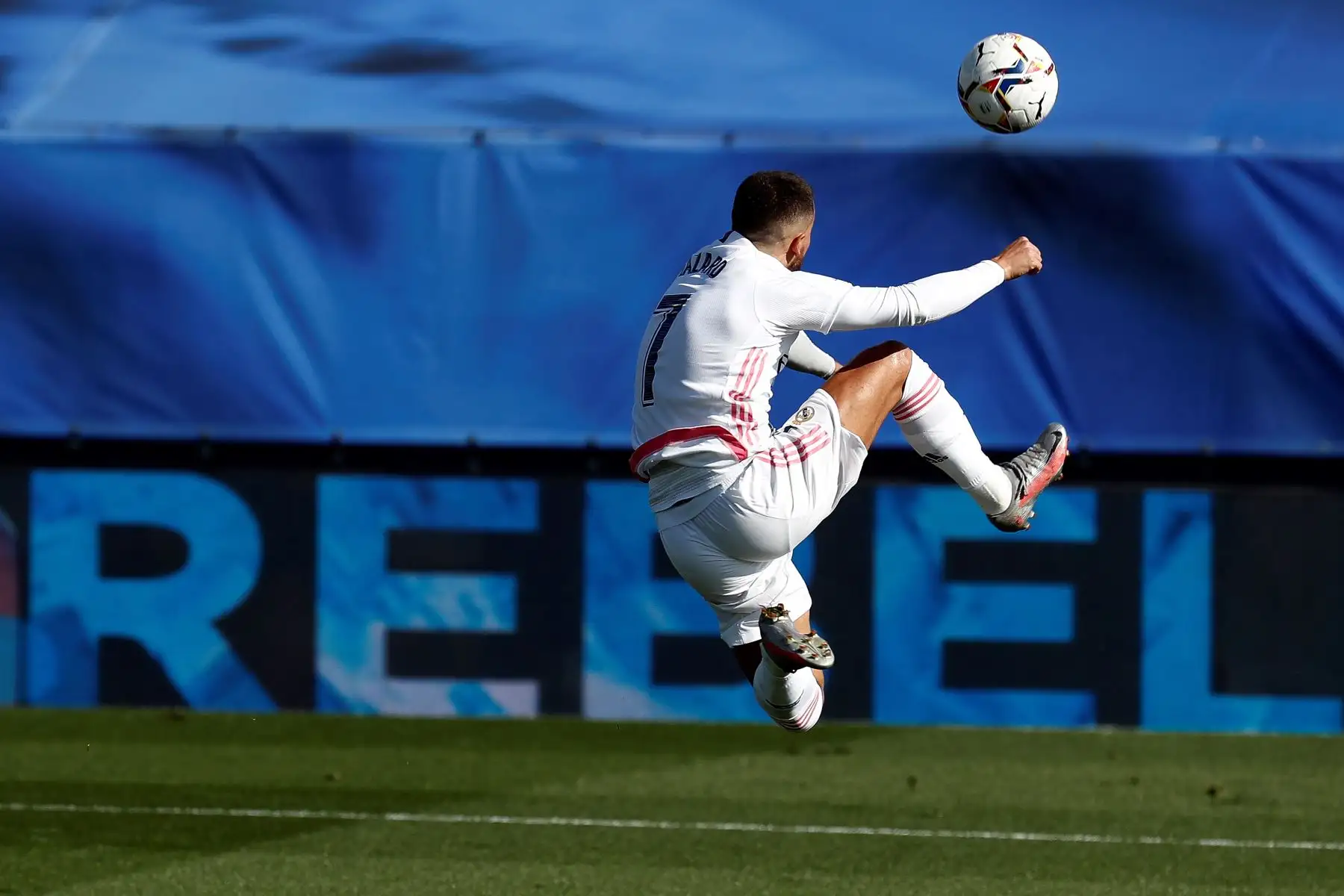 El centrocampista belga del Real Madrid, Eden Hazard, controla el balón durante el partido ante el SD Huesca correspondiente a la octava jornada de LaLiga, en el estadio Alfredo Di Stéfano. Foto: AFP