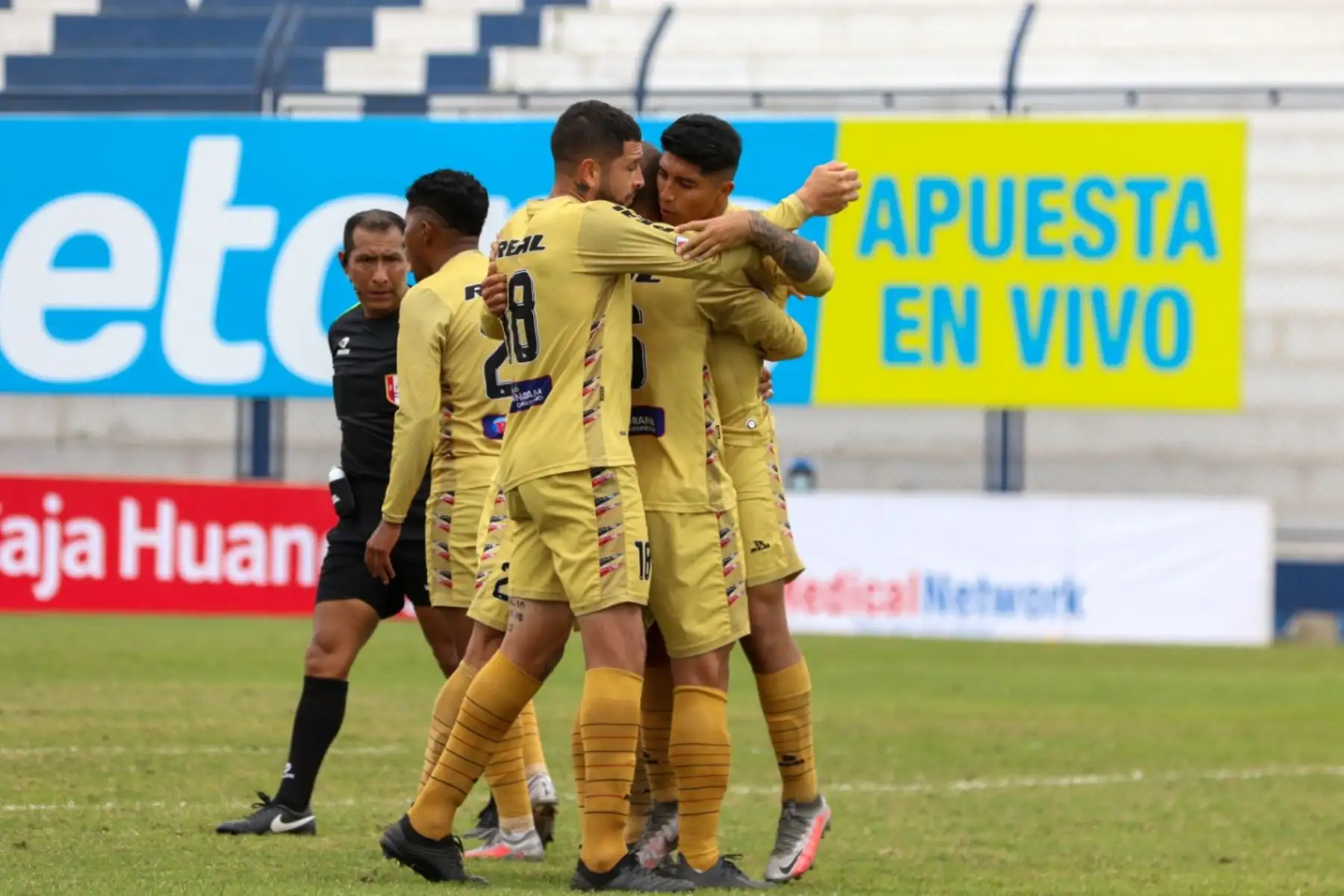 Jugadores de UTC celebran tras anotar a Cienciano por la fecha 2 de la Fase 2 de la Liga 1,  en el Estadio Iván Elías Moreno. Foto: ANDINA/Liga 1