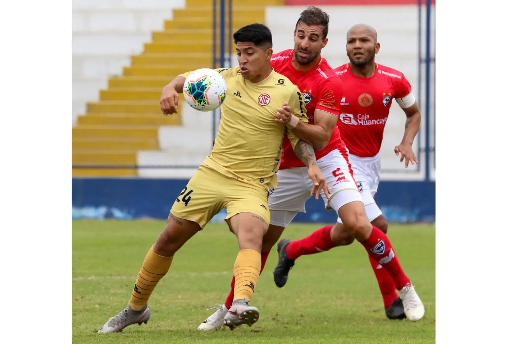 El futbolista L. Iberico de UTC se enfrenta a su rival de Cienciano por la fecha 2 de la Fase 2 de la Liga 1, en el Estadio Iván Elías Moreno. Foto: ANDINA/Liga 1
