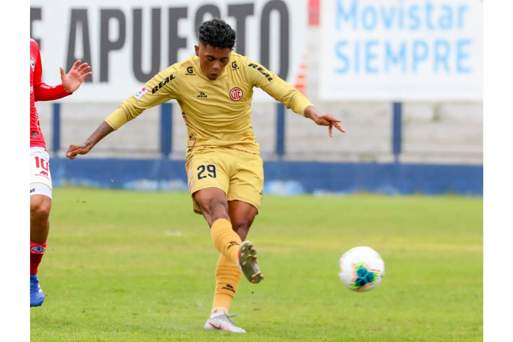 El futbolista E. Ramírez de UTC despeja el balón durante partido ante Cienciano por la fecha 2 de la Fase 2 de la Liga 1, en el estadio Iván Elías Moreno. Foto: ANDINA/Liga 1