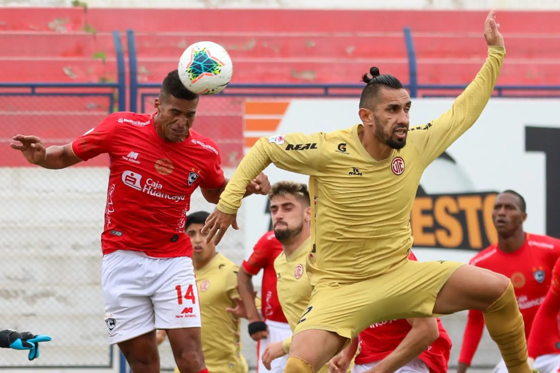 El futbolista M. Curiel de Cienciano se enfrenta por el balón ante su rival de UTC por la segunda fecha de la fase 2 de la Liga 1, en el estadio Iván Elías Moreno. Foto: Liga 1