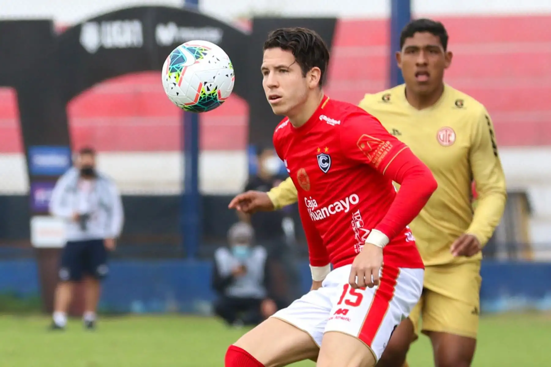 El futbolista A. Agarriza del Cienciano se enfrenta por el balón ante su rival de UTC por la segunda fecha de la fase 2 de la Liga 1, en el Estadio Iván Elías Moreno. Foto: Liga 1
