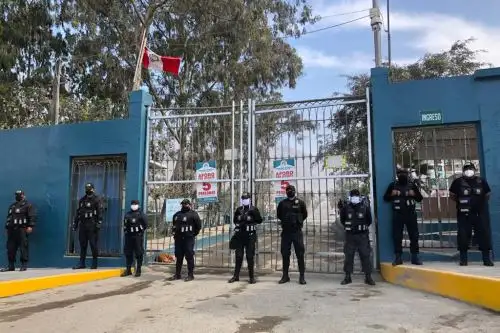 Personal policial y militar ya custodia exteriores de camposanto para evitar ingreso de visitantes. Foto: ANDINA/Difusión