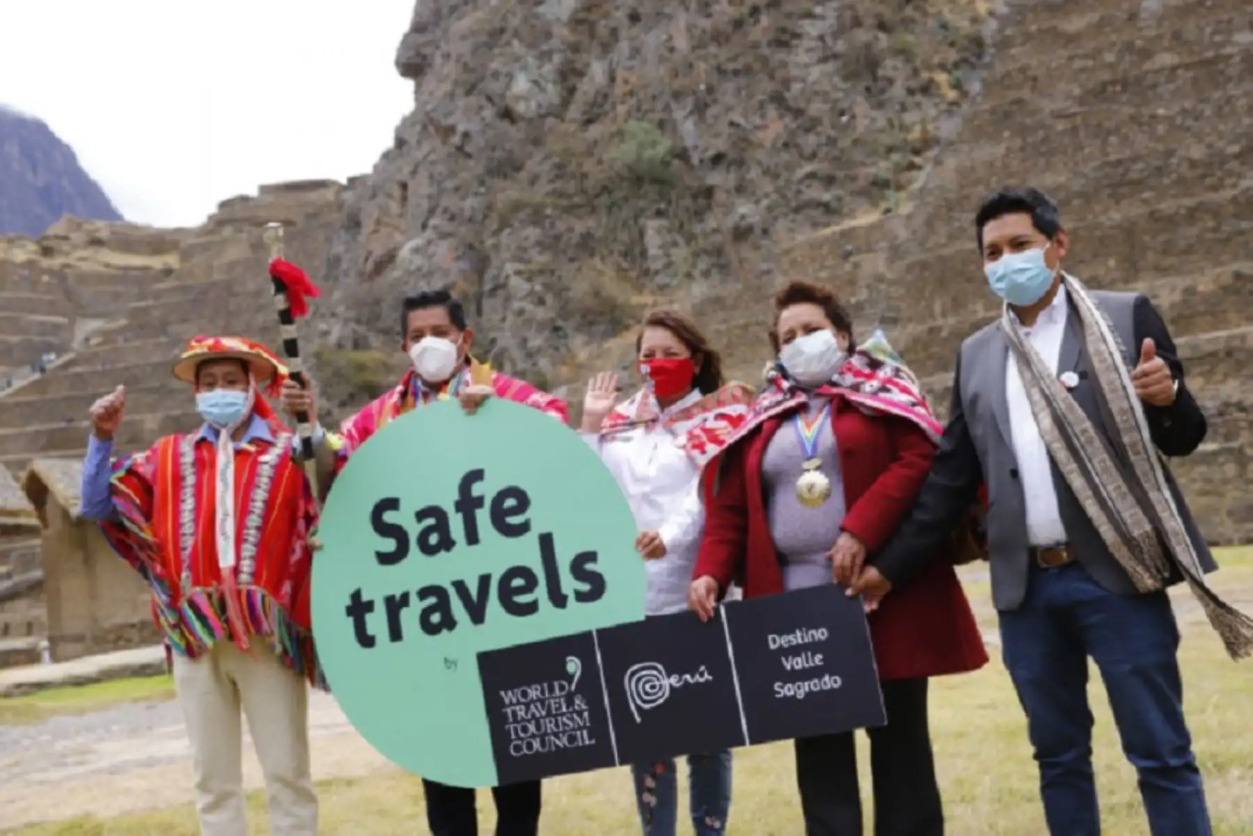 El Valle Sagrado del Cusco se convirtió en el segundo destino del Perú en obtener el Sello Safe Travels. La ministra de Comercio Exterior y Turismo, Rocío Barrios, entregó hoy el distintivo a las autoridades cusqueñas en una ceremonia realizada en el Parque Arqueológico de Ollantaytambo. Foto: Mincetur