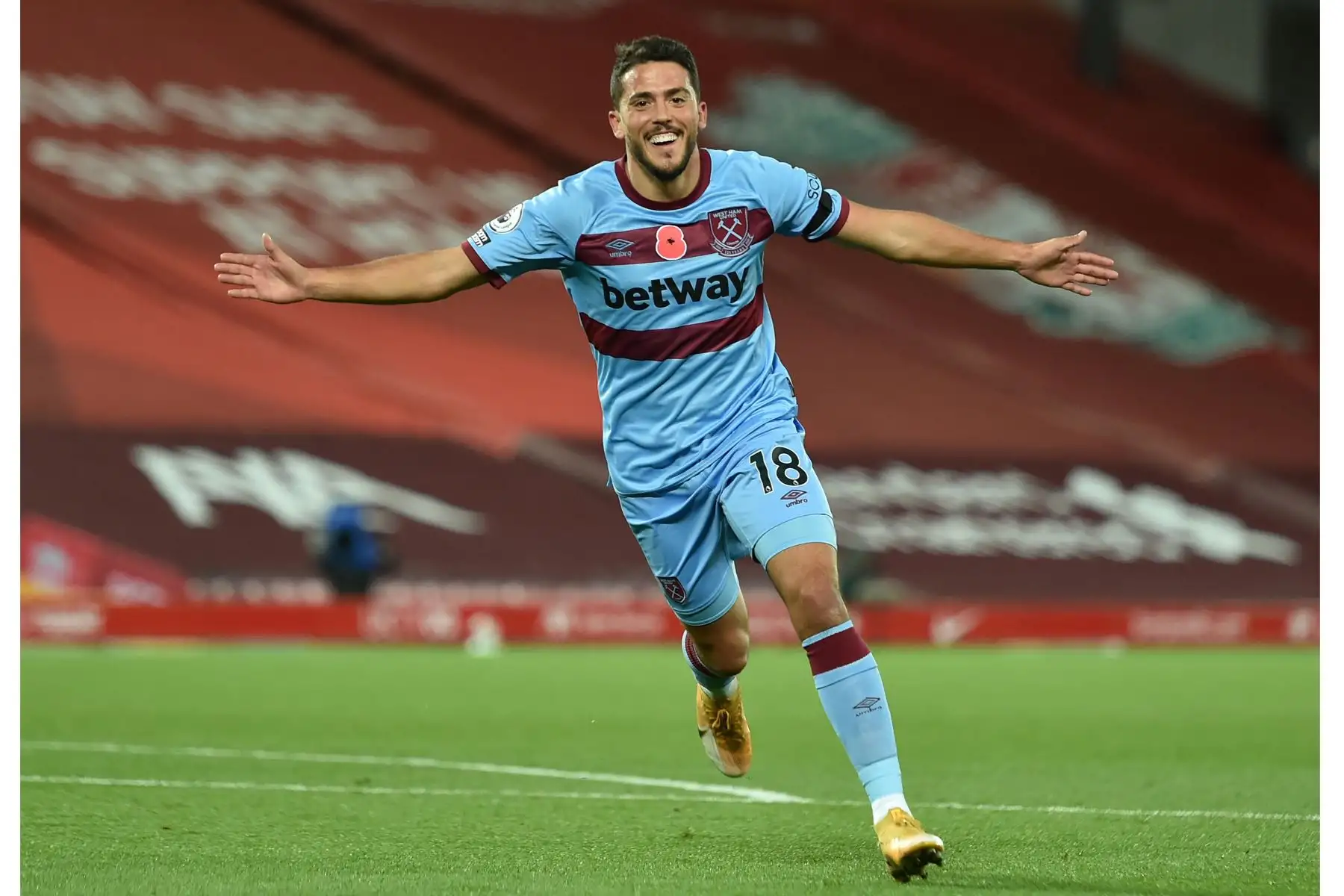 El mediocampista español del West Ham United, Pablo Fornals, celebra el gol de apertura durante el partido de fútbol de la Premier League. Foto: AFP