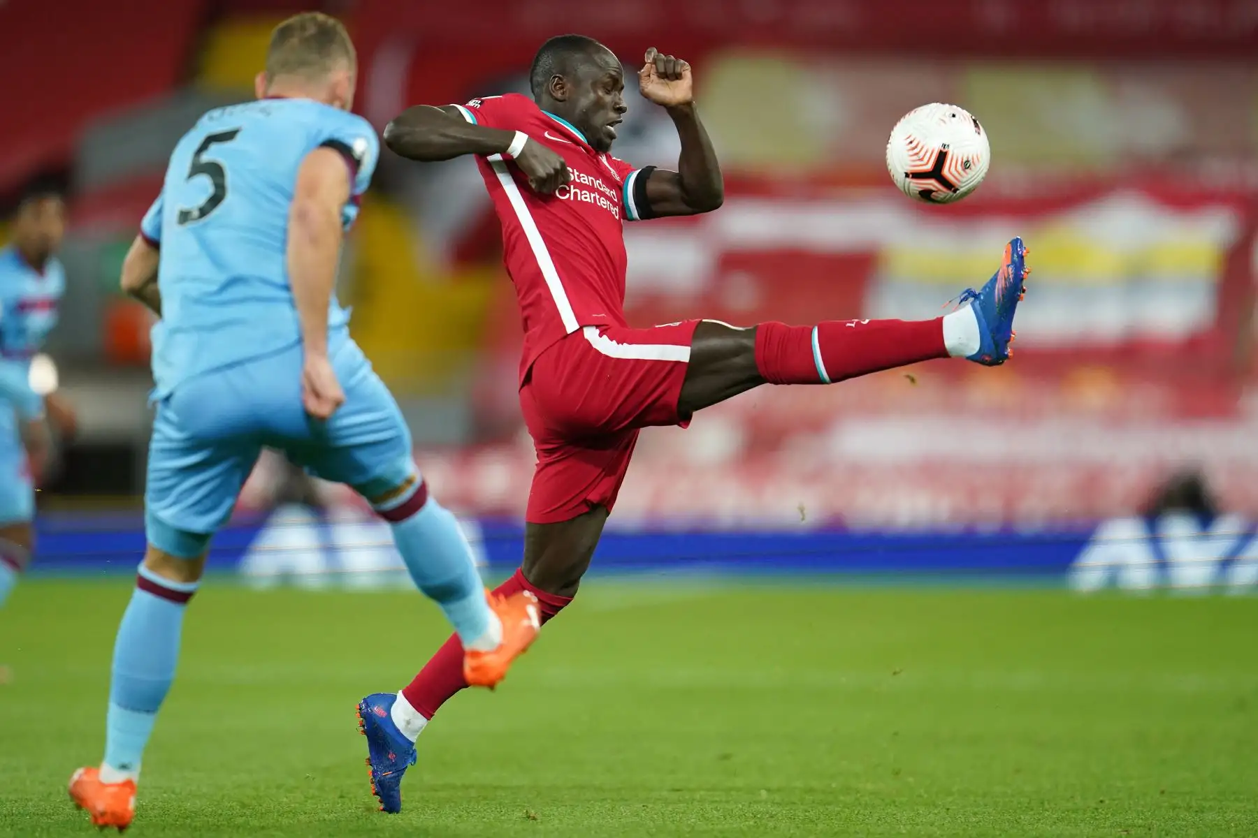El delantero senegalés de Liverpool, Sadio Mane, controla el balón bajo la presión del defensor checo del West Ham United, Vladimir Coufal, durante el partido de fútbol de la Premier League. Foto: AFP