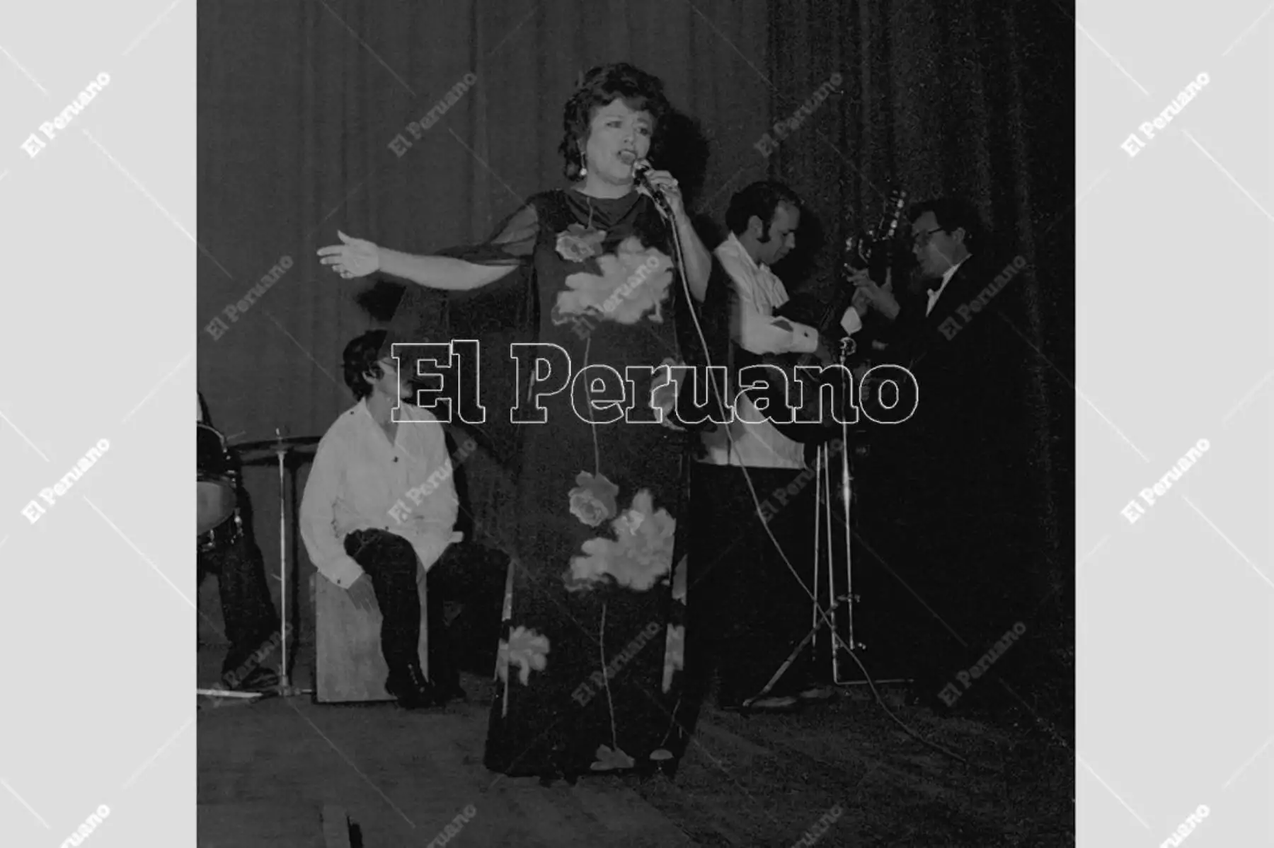 Lima - 14 noviembre 1977 / Concierto de la cantante Jesús Vásquez en el Teatro Segura.  Foto: Archivo Histórico de El Peruano / Leoncio Mariscal
