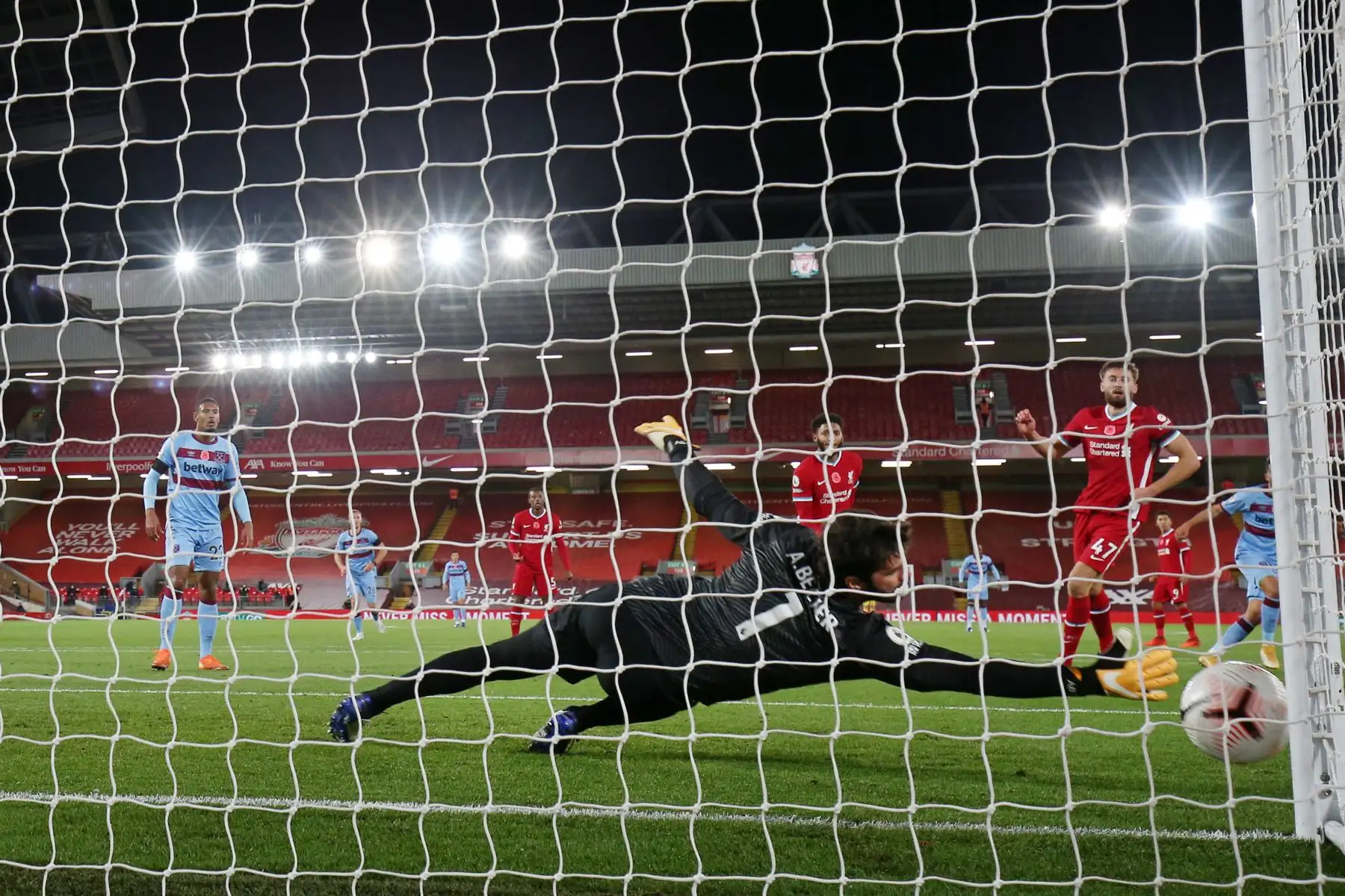 El portero brasileño del Liverpool, Alisson Becker, se lanza pero no alcanza el balón cuando el centrocampista español del West Ham United, Pablo Fornals, marca el primer gol durante el partido de fútbol de la Premier League. Foto: AFP
