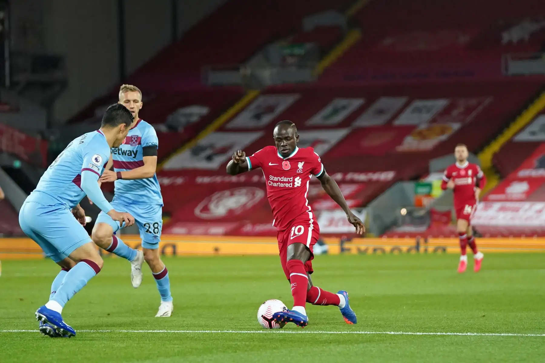 El delantero senegalés de Liverpool, Sadio Mane, se enfrenta al defensor paraguayo del West Ham United, Fabián Balbuena, durante el partido de fútbol de la Premier League. Foto: AFP