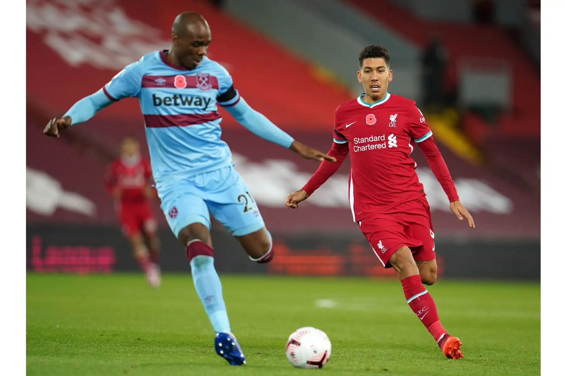 El mediocampista brasileño de Liverpool, Roberto Firmino, se enfrenta al defensor italiano del West Ham United, Angelo Ogbonna, durante el partido de fútbol de la Premier League. Foto: AFP