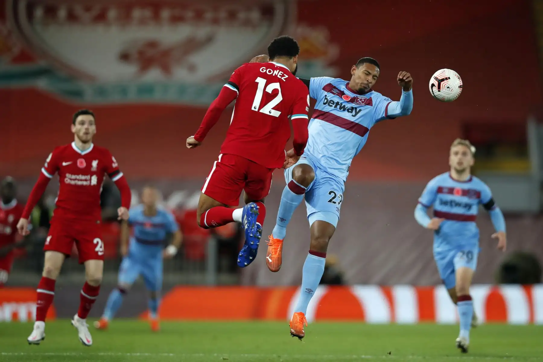 El delantero francés de West Ham United, Sebastien Haller, salta contra el defensor inglés de Liverpool, Joe Gomez, durante el partido de fútbol de la Premier League. Foto: AFP