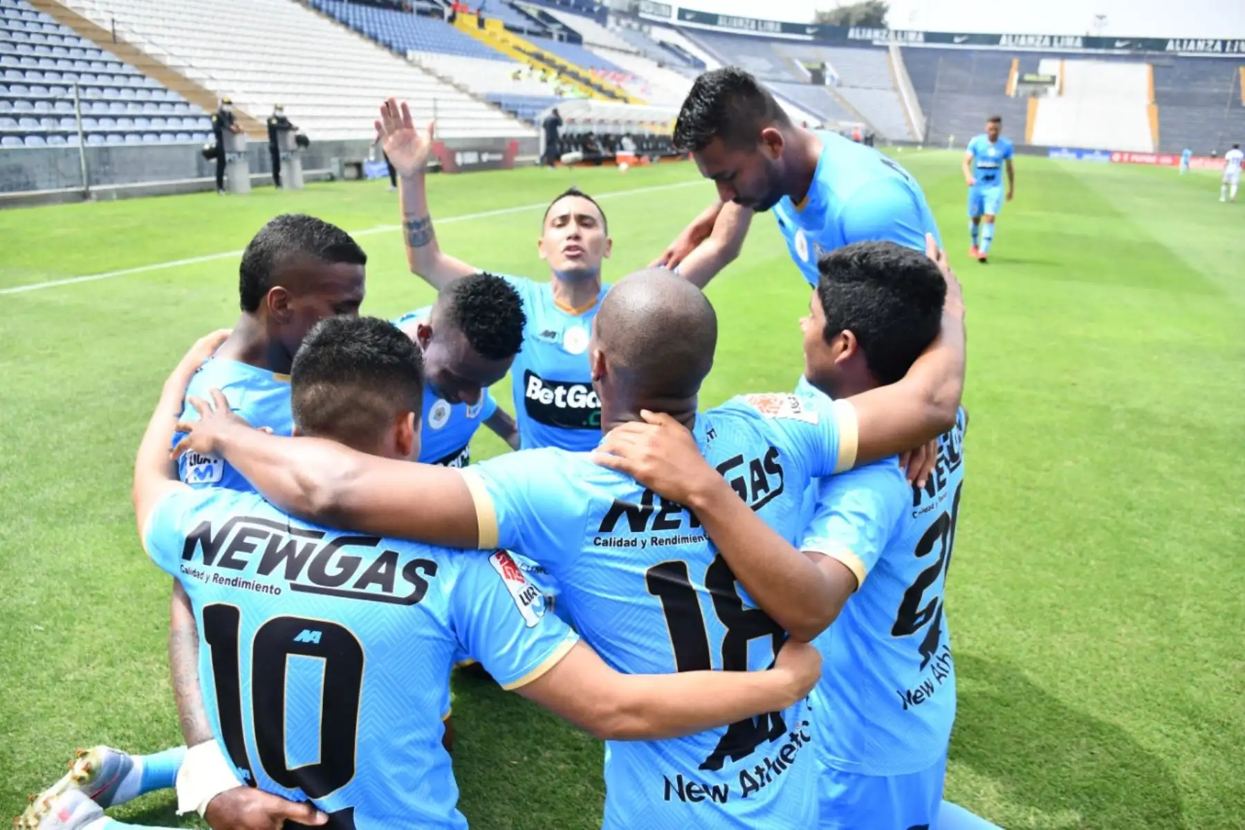 Jugadores del Binacional celebran tras anotar ante San Martín por la fecha 2 de la fase 2 de la Liga 1, en el estadio Alejandro Villanueva. Foto: Liga 1