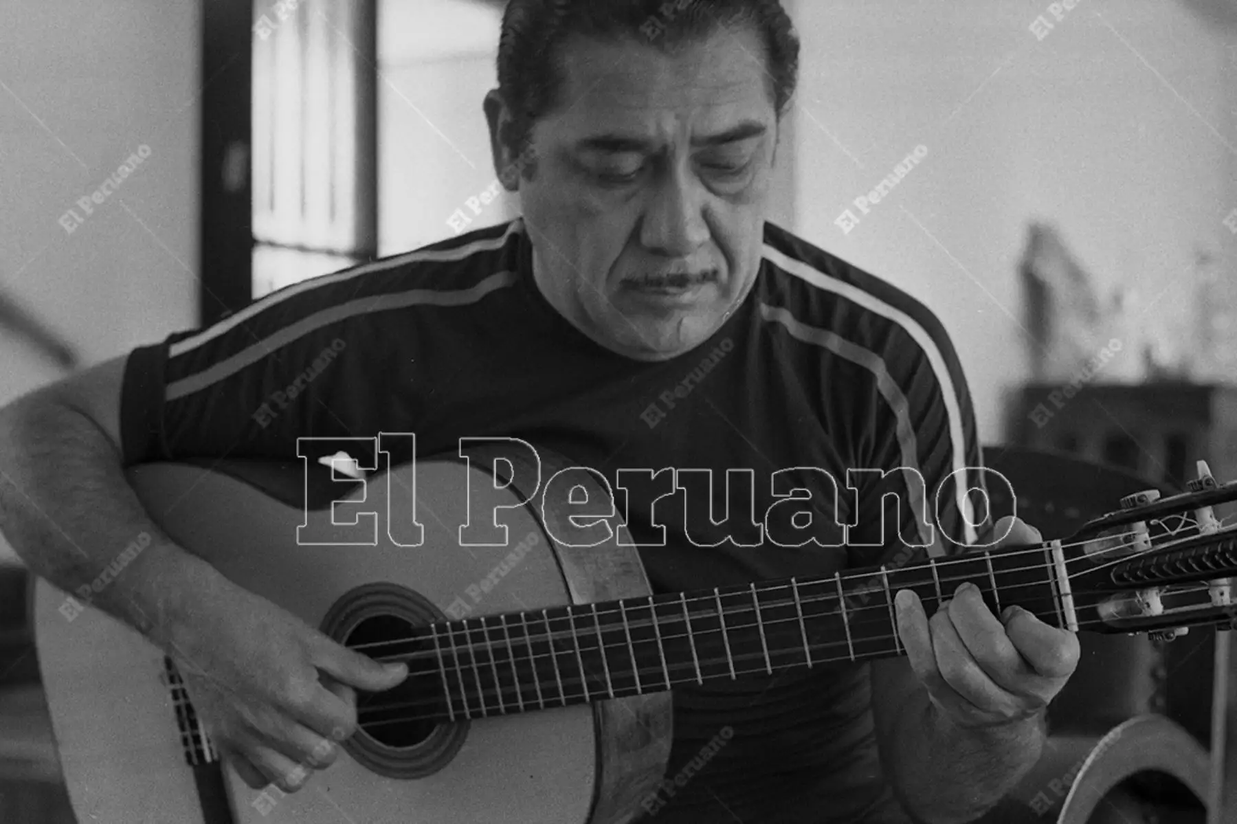 Lima - 25 diciembre 1974. Oscar Avilés,  "La primera guitarra del Perú". Foto Archivo Histórico de El Peruano