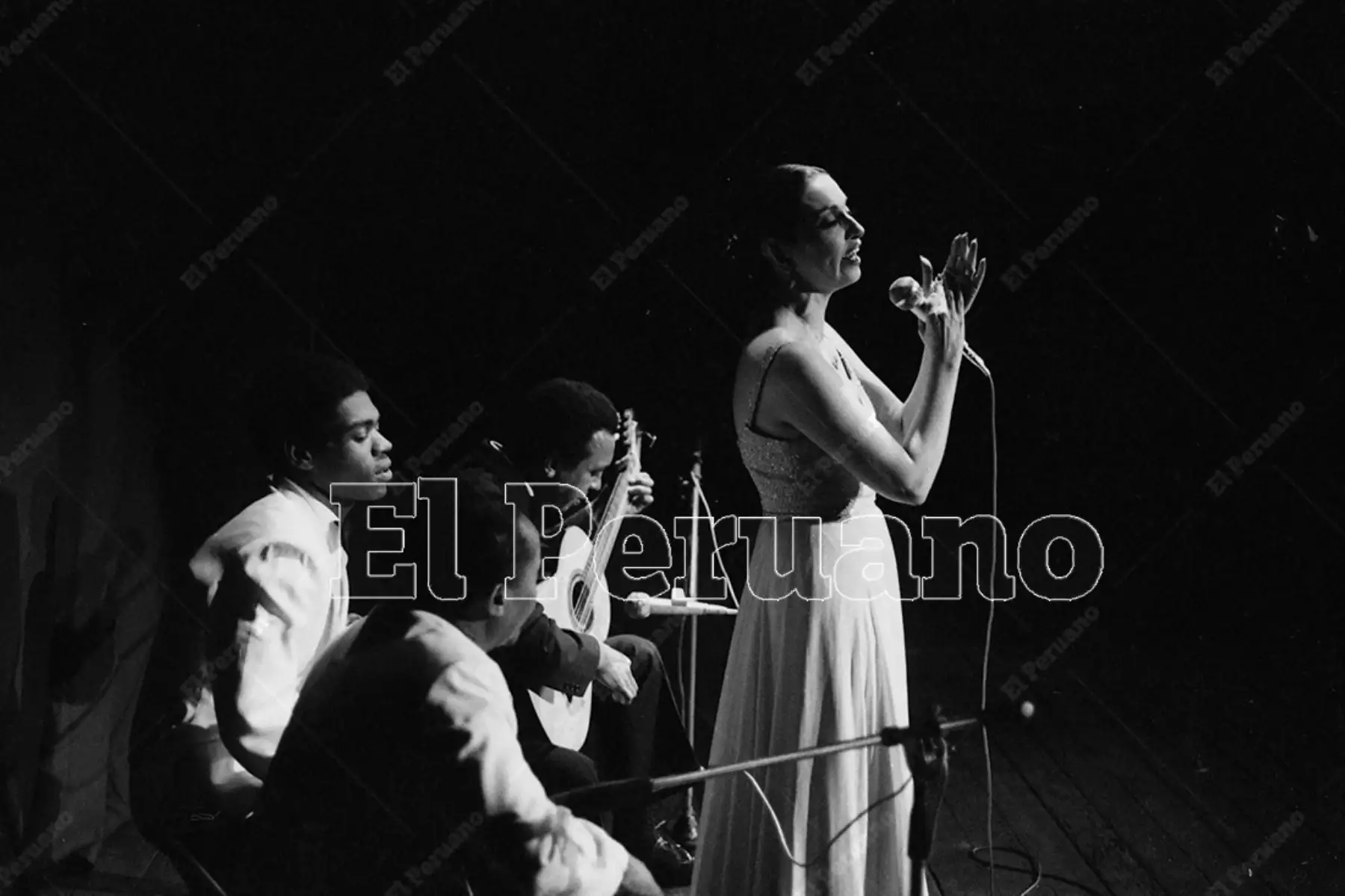 Lima - 2 agosto 1977. La consagrada cantante Alicia Maguiña durante un recital en el Teatro La Cabaña. Foto: Archivo Histórico de El Peruano / Leoncio Mariscal