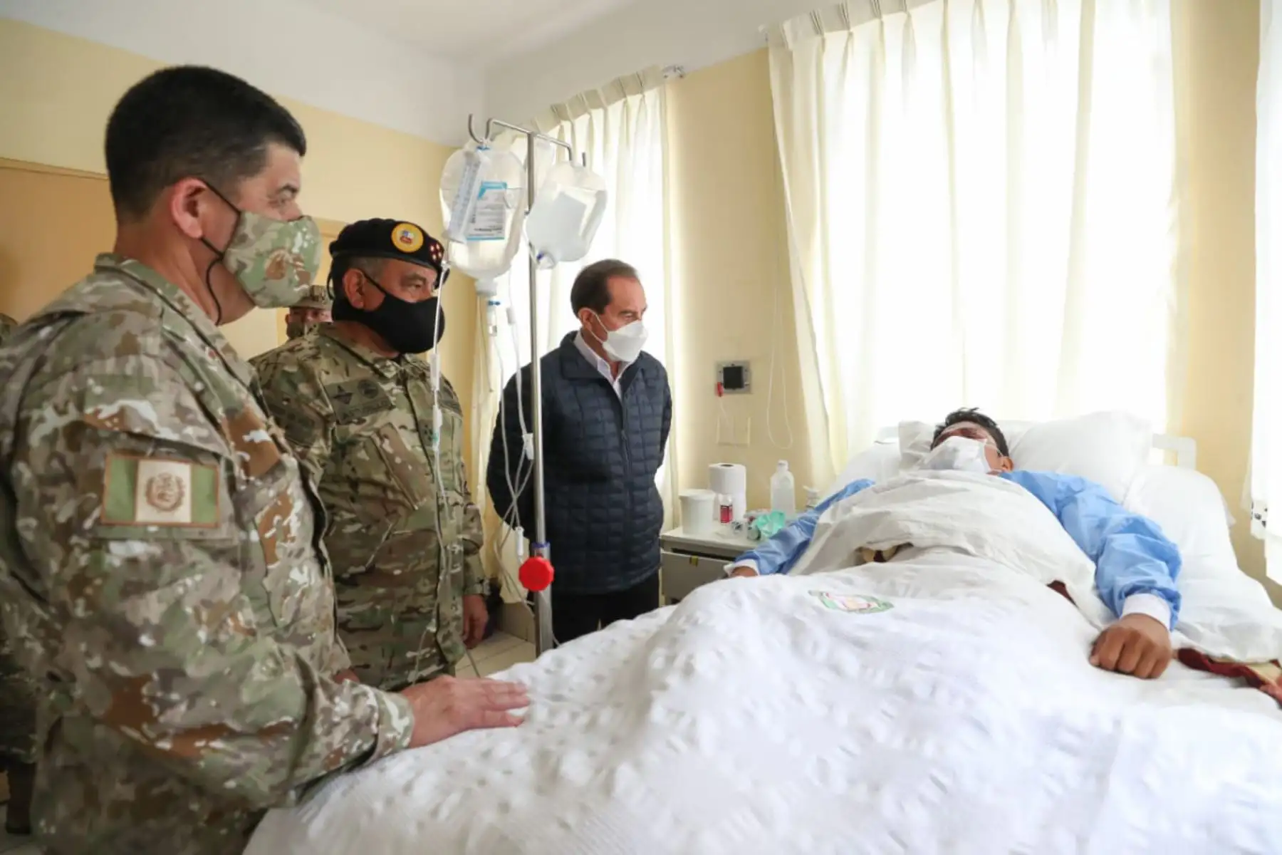 El premier Walter Martos y el ministro de Defensa, visitaron esta mañana a los tres miembros del Ejercito  que resultaron heridos en una operación contra el terrorismo en el Vraem, en el Hospital Militar Central.Foto:ANDINA/ PCM
