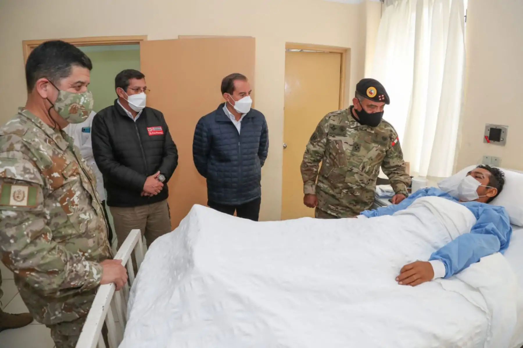 El premier Walter Martos y el ministro de Defensa, visitaron esta mañana a los tres miembros del Ejercito  que resultaron heridos en una operación contra el terrorismo en el Vraem, en el Hospital Militar Central.Foto:ANDINA/ PCM