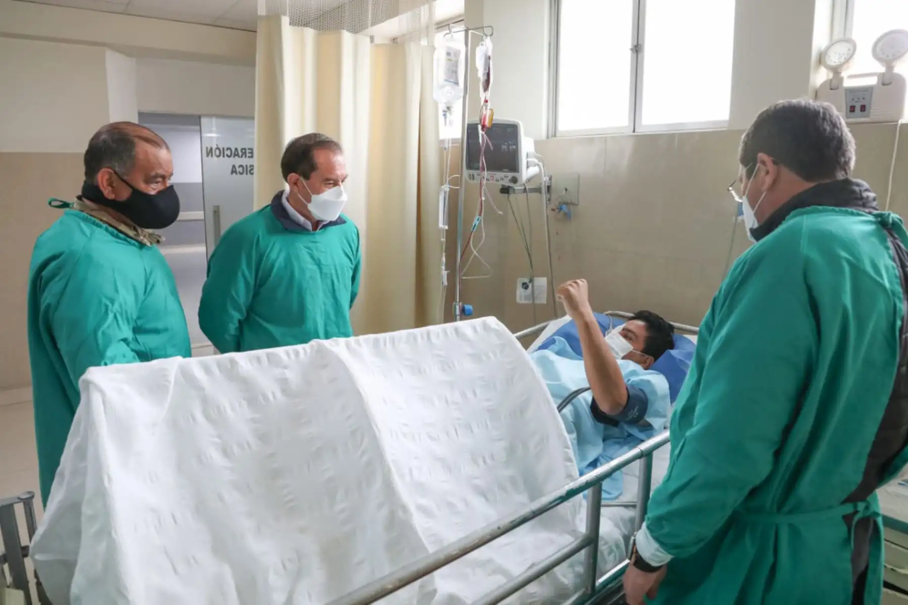 El premier Walter Martos y el ministro de Defensa, visitaron esta mañana a los tres miembros del Ejercito  que resultaron heridos en una operación contra el terrorismo en el Vraem, en el Hospital Militar Central.Foto:ANDINA/ PCM