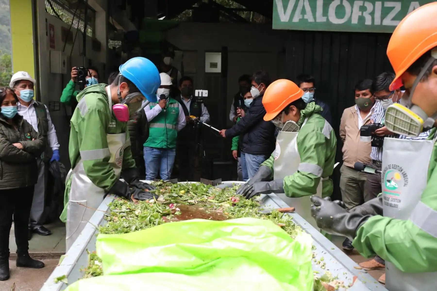 La Ministra de Ambiente Kirla Echegaray y el alcalde Darwin Baca, supervisaron las acciones sostenibles realizadas en la planta de valorización, en el distrito de MachuPicchu. Foto:ANDINA/ Minam