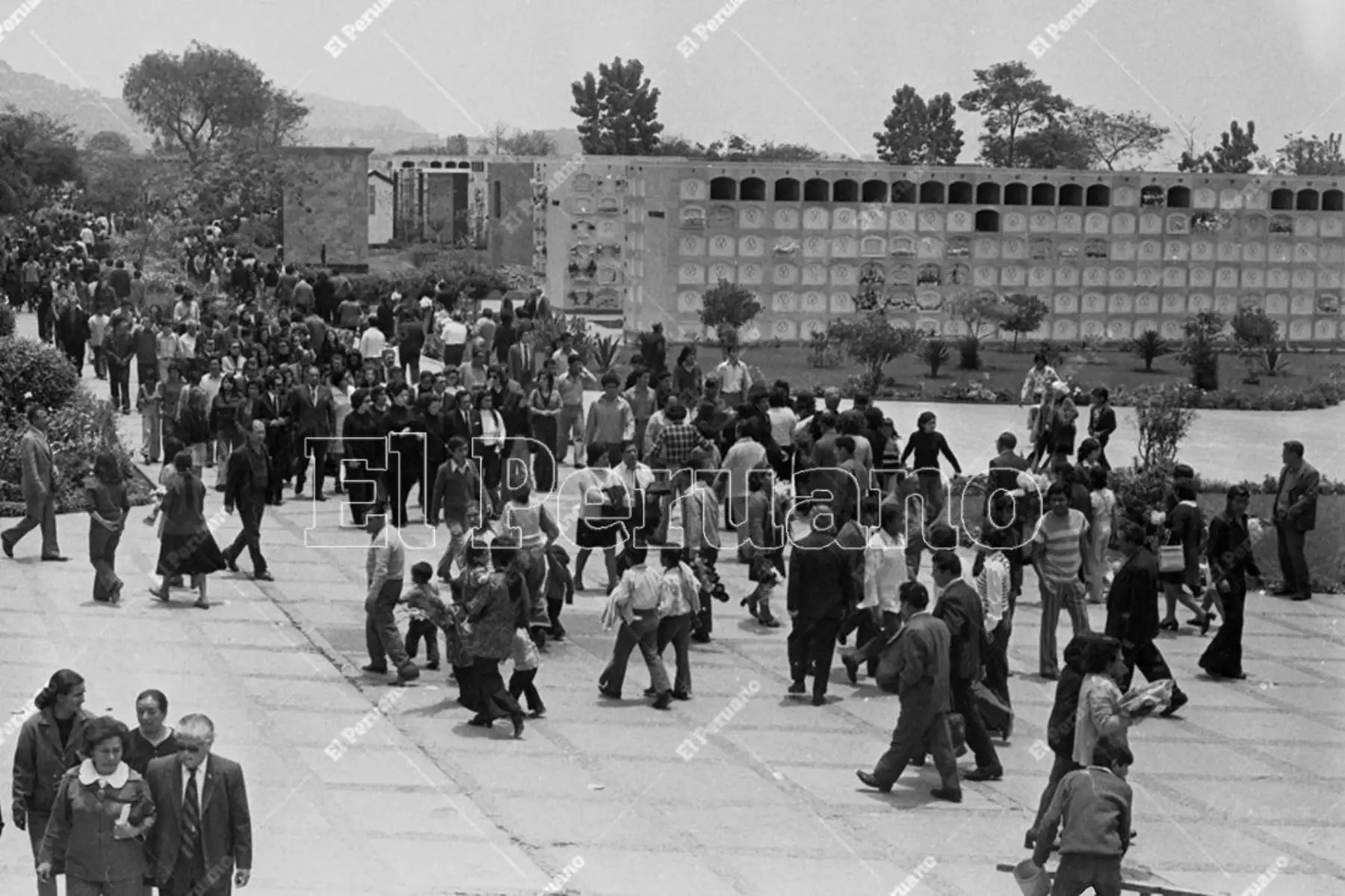 Lima - 1 noviembre 1974. Cementerio El Ángel en el Día de Todos los Santos.  Foto: Archivo Histórico de El Peruano / Rolando Ángeles