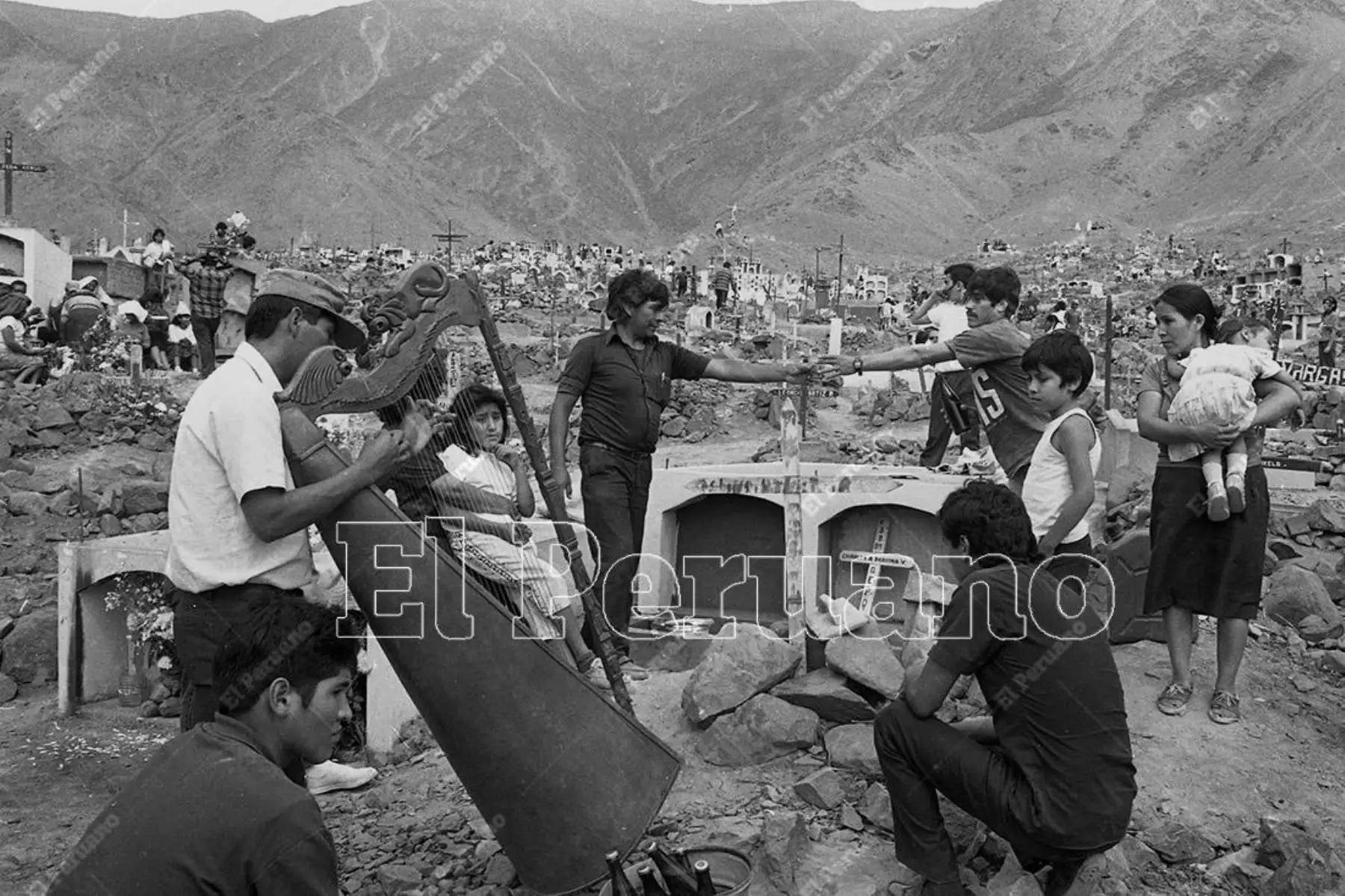 Lima - 1 noviembre 1991. Cementerio de Comas en el Día de Todos los Santos. Foto: Archivo Histórico de El Peruano / Onésimo Bottoni