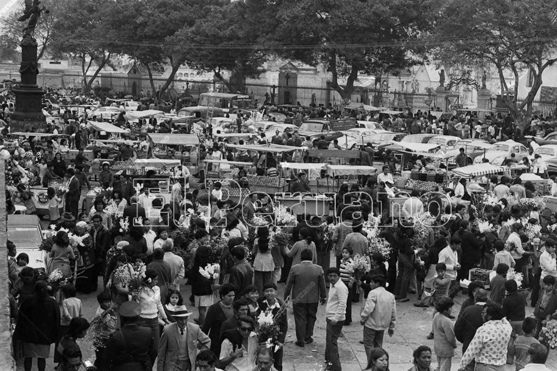 Lima - 1 noviembre 1976. Exteriores del cementerio El Ángel en el en el Día de Todos los Santos.  Foto: Archivo Histórico de El Peruano / Rómulo Luján