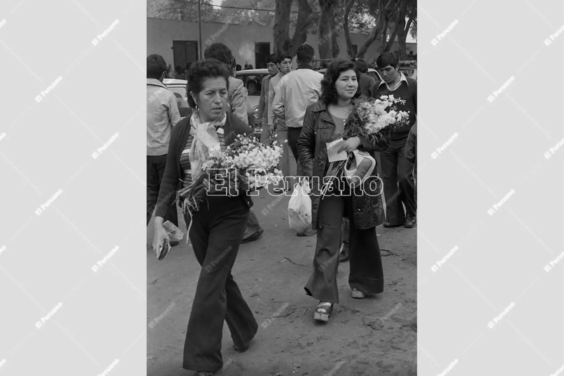 Lima - 1 noviembre 1991. Cementerio de Comas en el Día de Todos los Santos. Foto: Archivo Histórico de El Peruano / Onésimo Bottoni