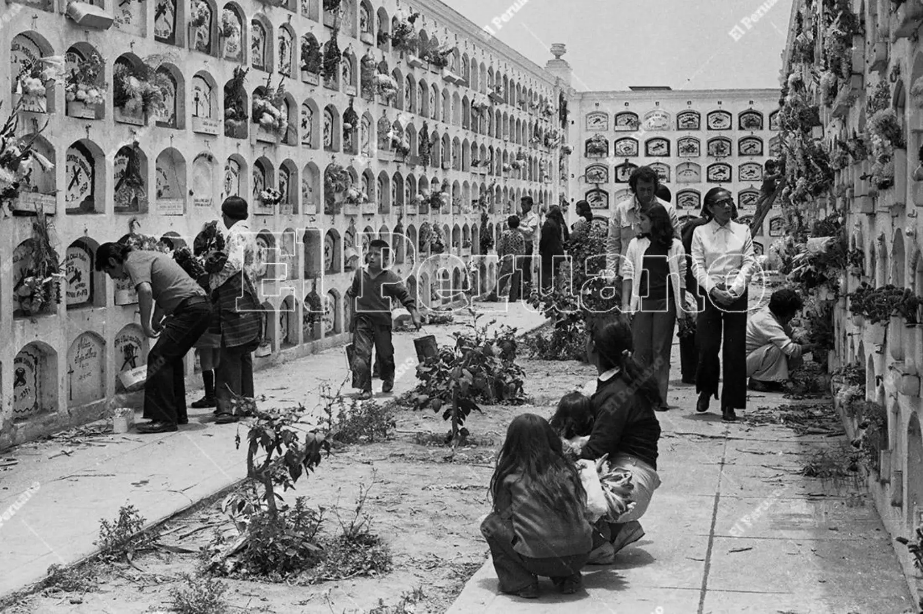 Lima - 1 noviembre 1974. Cementerio El Ángel en el Día de Todos los Santos.  Foto: Archivo Histórico de El Peruano / Rolando Ángeles