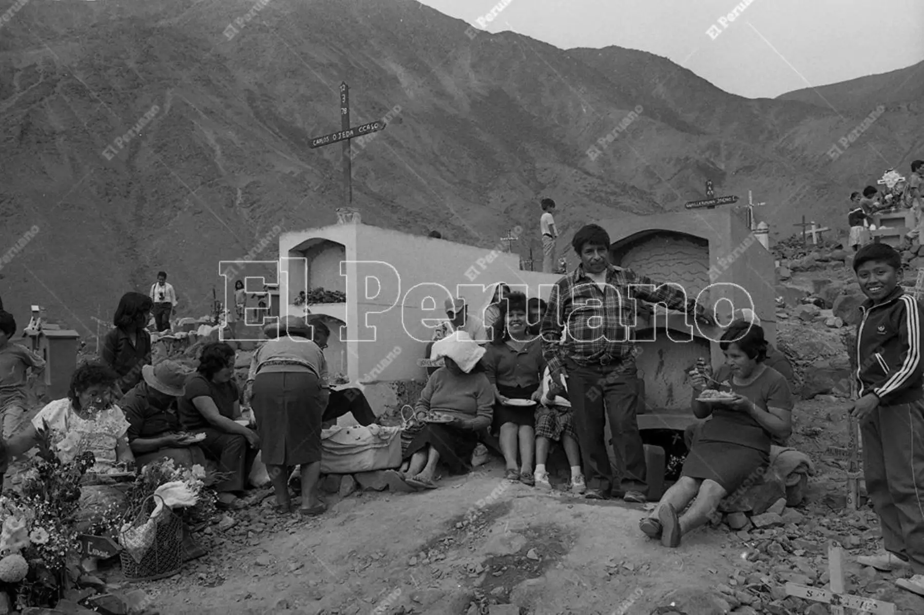 Lima - 1 noviembre 1991. Cementerio de Comas en el Día de Todos los Santos. Foto: Archivo Histórico de El Peruano / Onésimo Bottoni