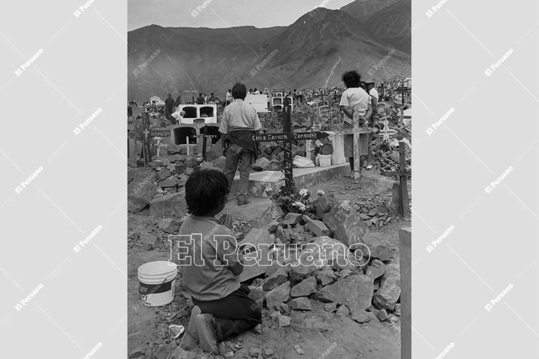 Lima - 1 noviembre 1991 / Cementerio de Comas en el Día de Todos los Santos. Foto: Archivo Histórico de El Peruano / Onésimo Bottoni