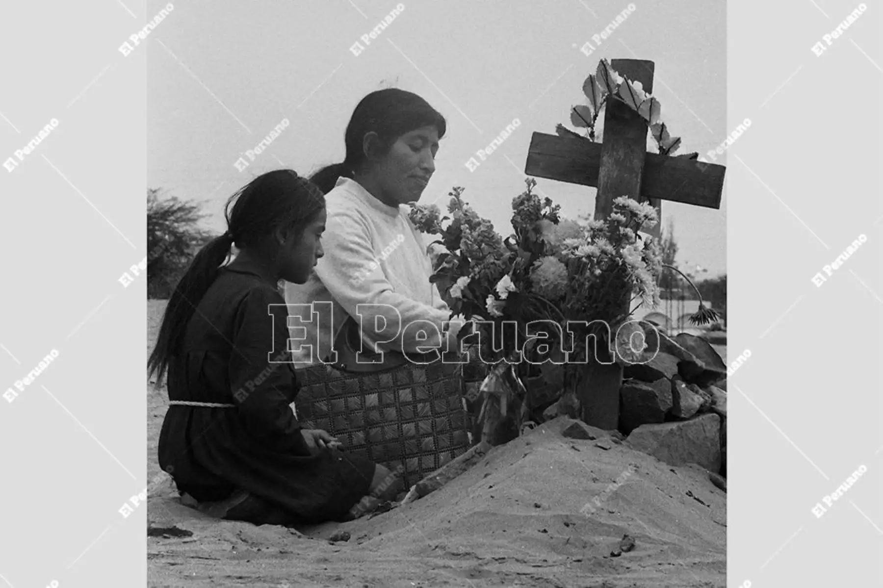 Lima - 1 noviembre 1976. Recorrido por los cementerios en Día de Todos los Santos.  Foto: Archivo Histórico de El Peruano / Rómulo Luján