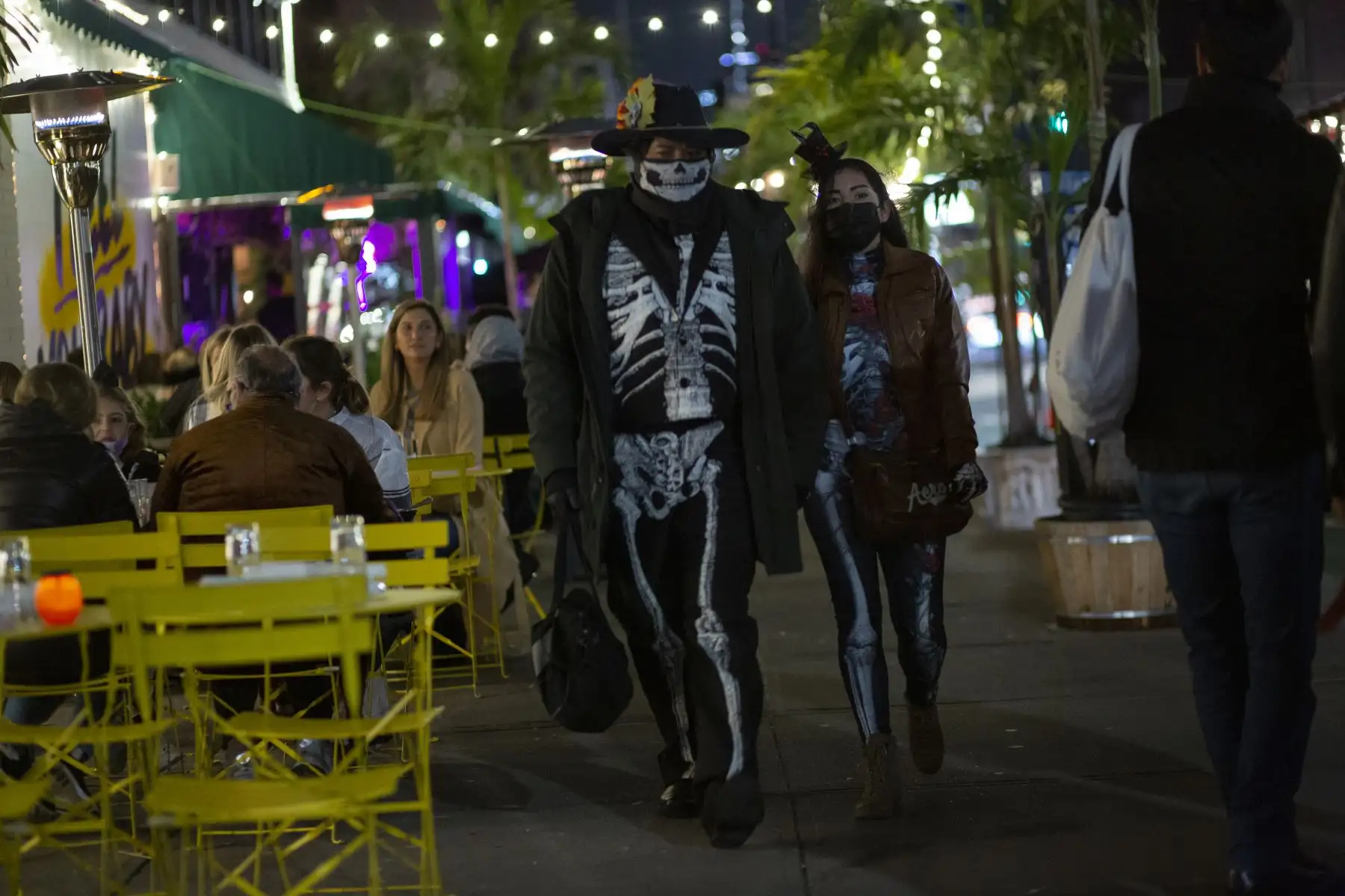 Personas con disfraces de Halloween caminan por Greenwich Village, en Manhattan, en medio de la pandemia por coronavirus. Foto: AFP