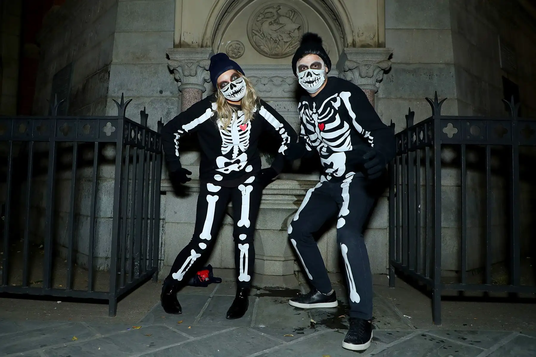 Personas se disfrazan en la ciudad de Nueva York. Muchos eventos de Halloween se cancelaron o ajustaron con medidas de seguridad adicionales debido a la pandemia del coronavirus. Foto: AFP