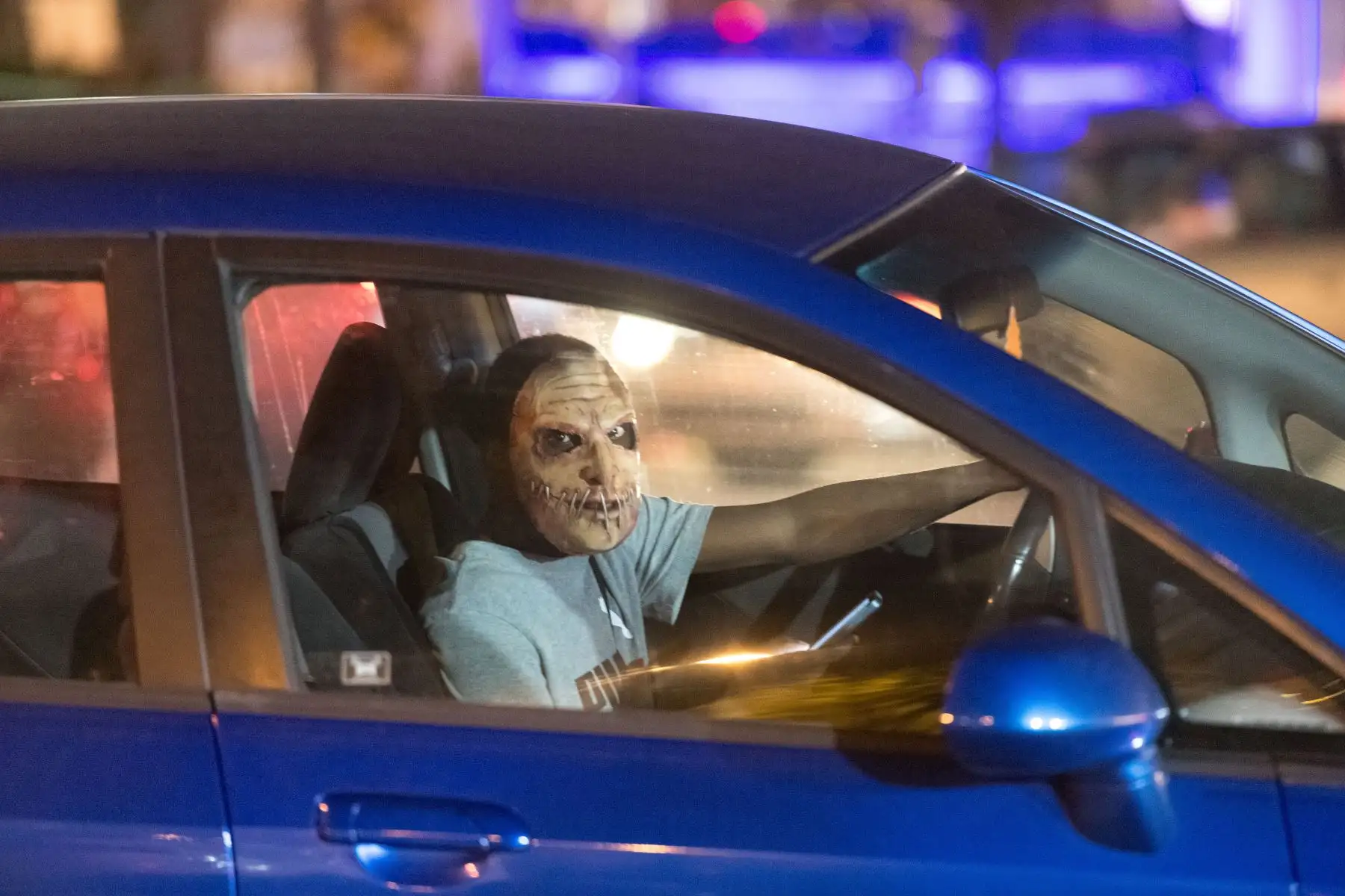 Un conductor enmascarado se detiene en un estacionamiento en Five Points, en Columbia, Carolina del Sur. Foto: AFP
