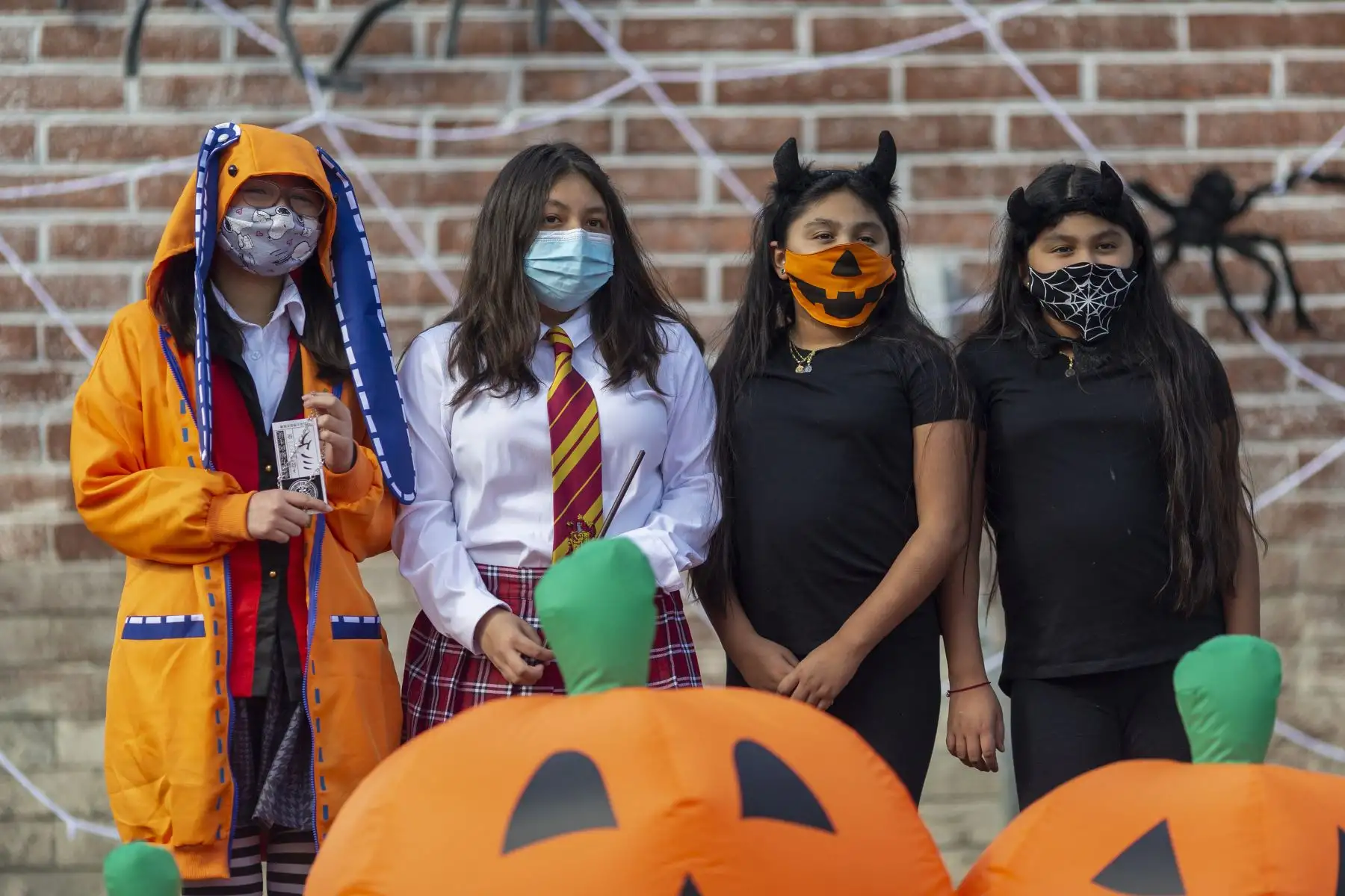 Un grupo de jóvenes posa para una foto en el fotomatón, evento "Halloween Driving Howl", en Alhambra, California. Foto: AFP