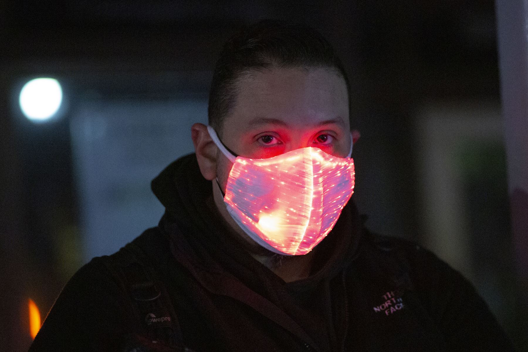 Un hombre usa una mascarilla de luces la noche de Halloween, en Greenwich Village, Manhattan, Nueva York. Foto: AFP