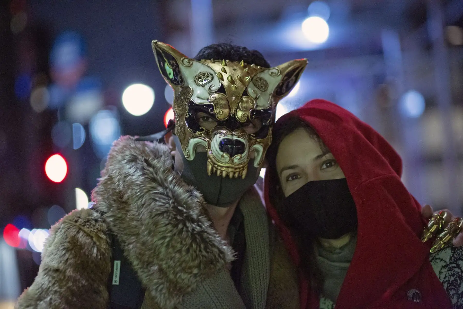 La gente usa máscaras con disfraces de Halloween, en Greenwich Village, en Manhattan. Foto: AFP