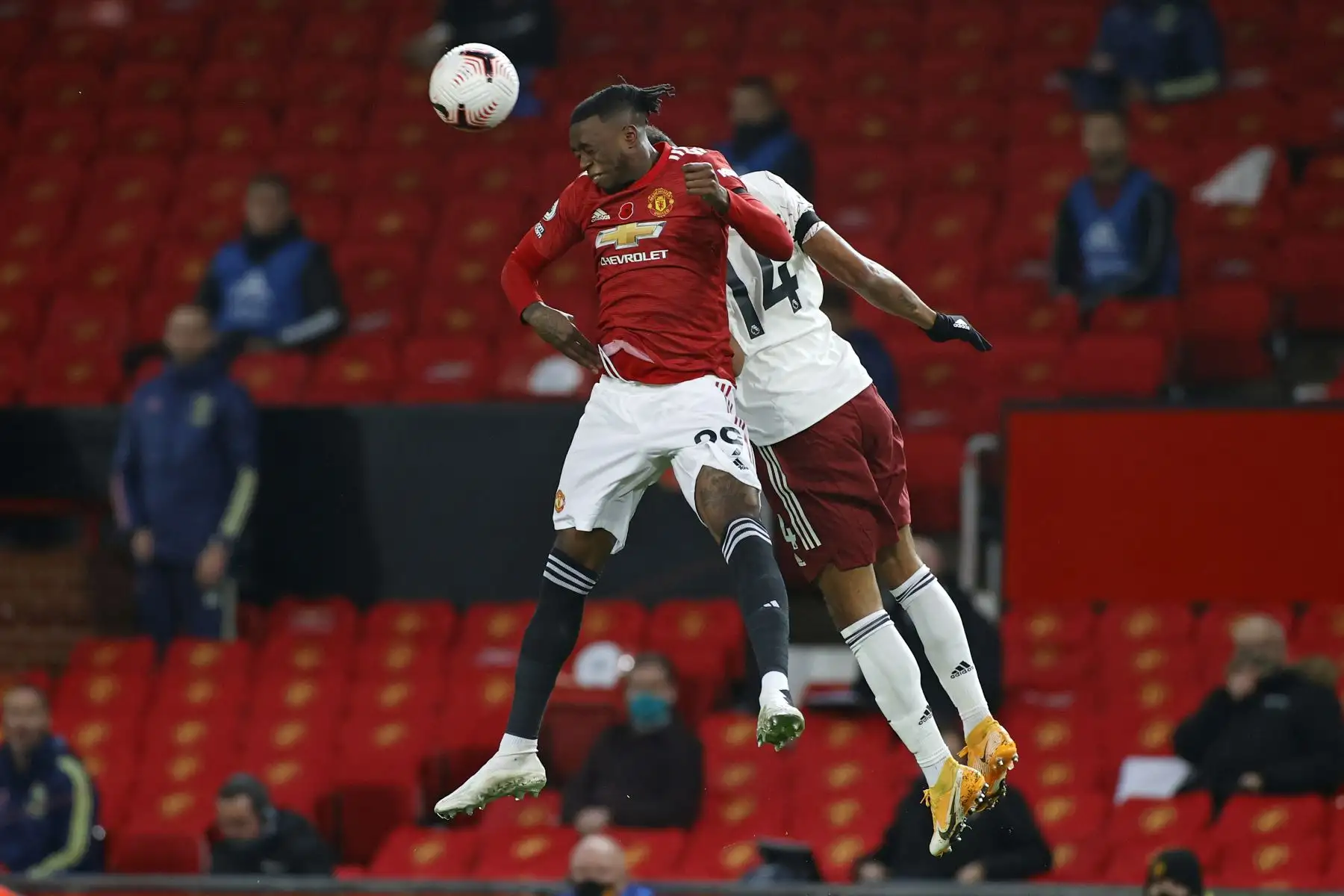 El defensor inglés del Manchester United Aaron Wan-Bissaka compite con el delantero gabonés del Arsenal Pierre-Emerick Aubameyang durante el partido de fútbol de la Premier League. Foto: AFP