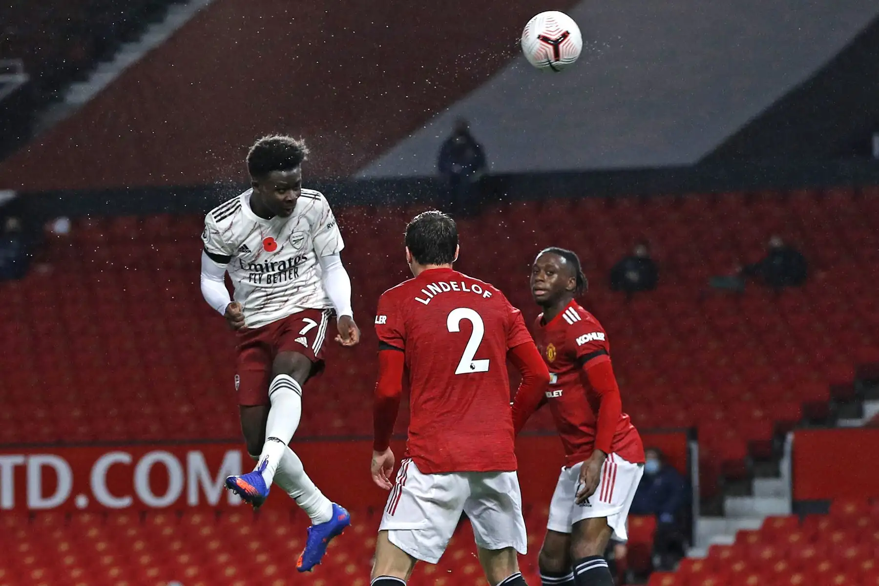 El delantero inglés del Arsenal, Bukayo Saka, lanza pase de cabeza durante el partido de fútbol de la Premier League. Foto: AFP