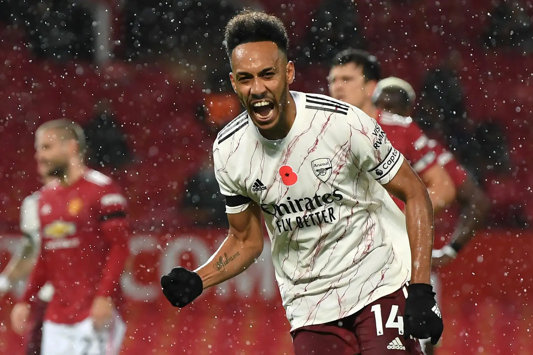 El delantero gabonés del Arsenal, Pierre-Emerick Aubameyang, celebra después de marcar el gol de apertura desde el punto de penalti durante el partido de fútbol de la Premier League. Foto: AFP