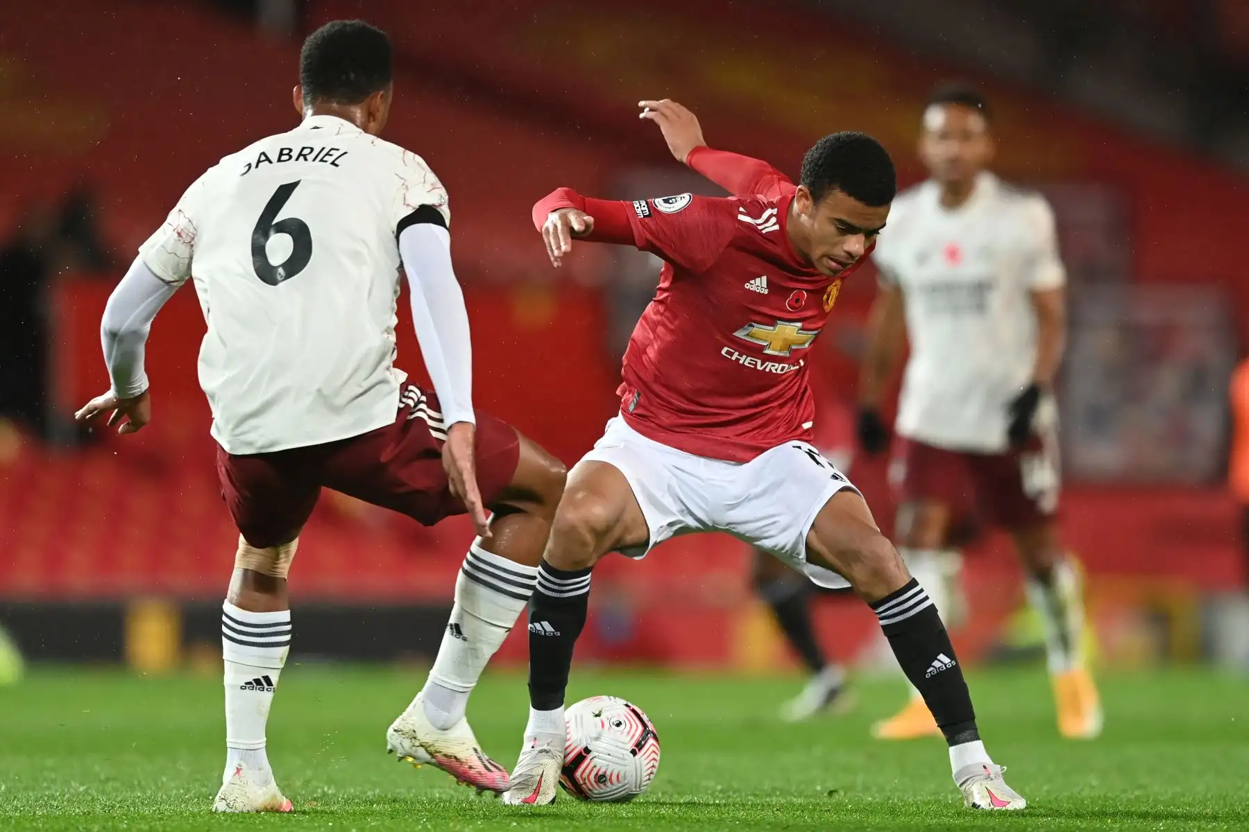El delantero inglés del Manchester United, Mason Greenwood, compite con el defensor brasileño del Arsenal, Gabriel, durante el partido de fútbol de la Premier League. Foto: AFP