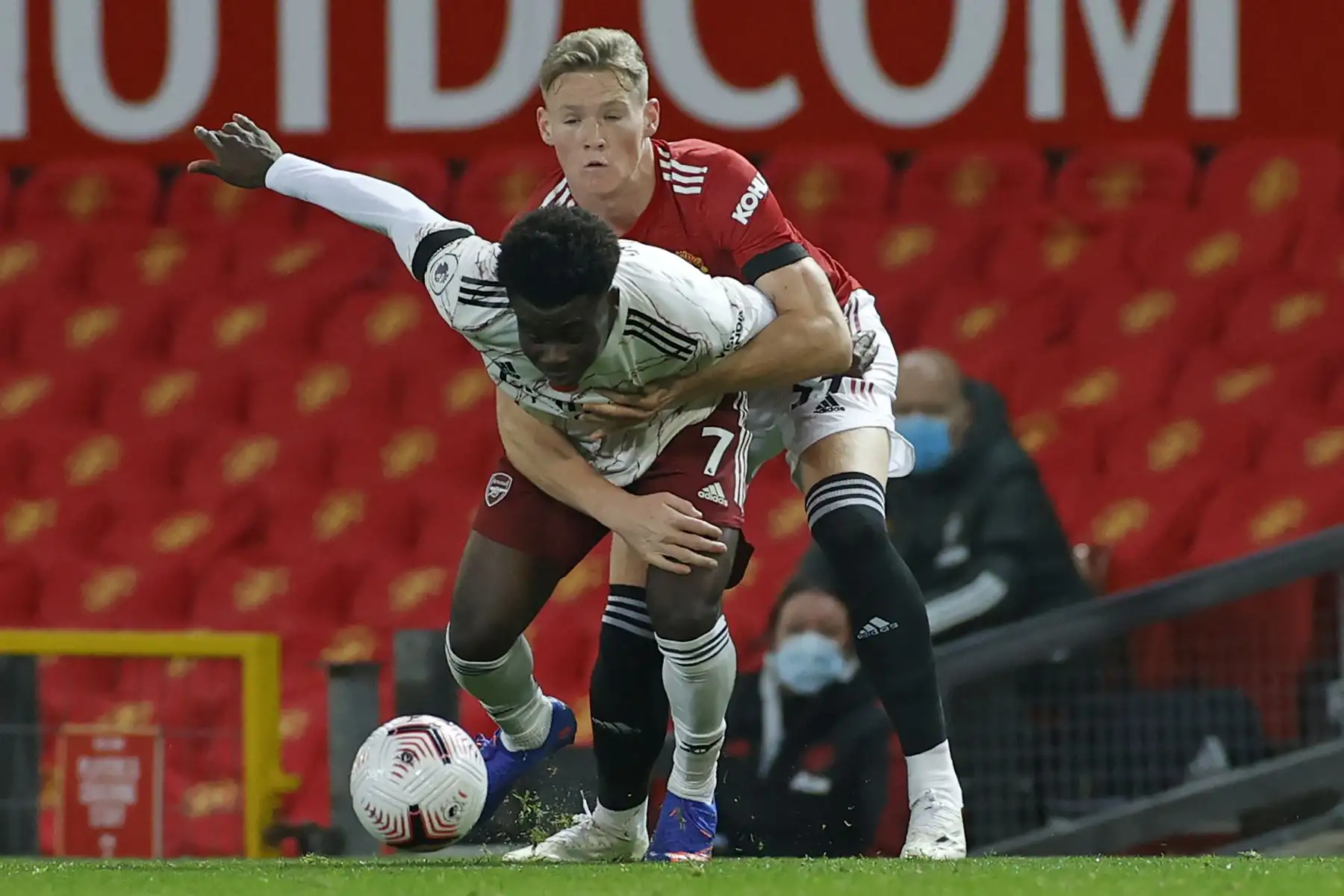 El delantero inglés del Arsenal, Bukayo Saka, compite con el mediocampista escocés del Manchester United, Scott McTominay, durante el partido de fútbol de la Premier League. Foto: AFP